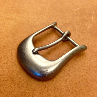 バックル 275-40 艶消しニッケルシルバーメッキ | ヌメ革と真鍮金具と