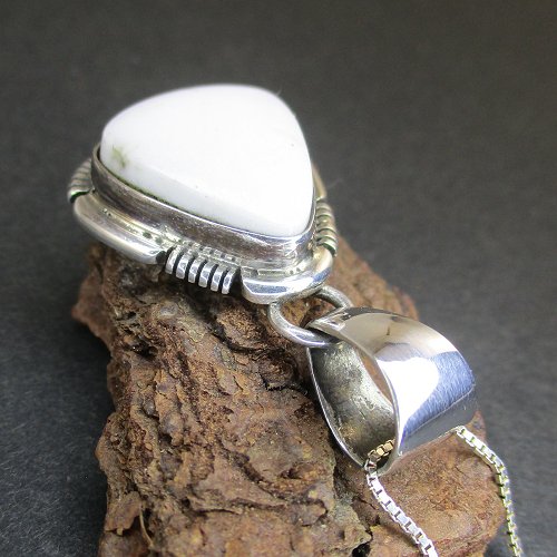 ナバホ族：Donovan Skeets ホワイトターコイズ ペンダント - PINE