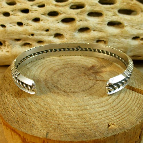 ナバホ族：Delbert Vandever ツイストタイプ カフブレスレット - PINE