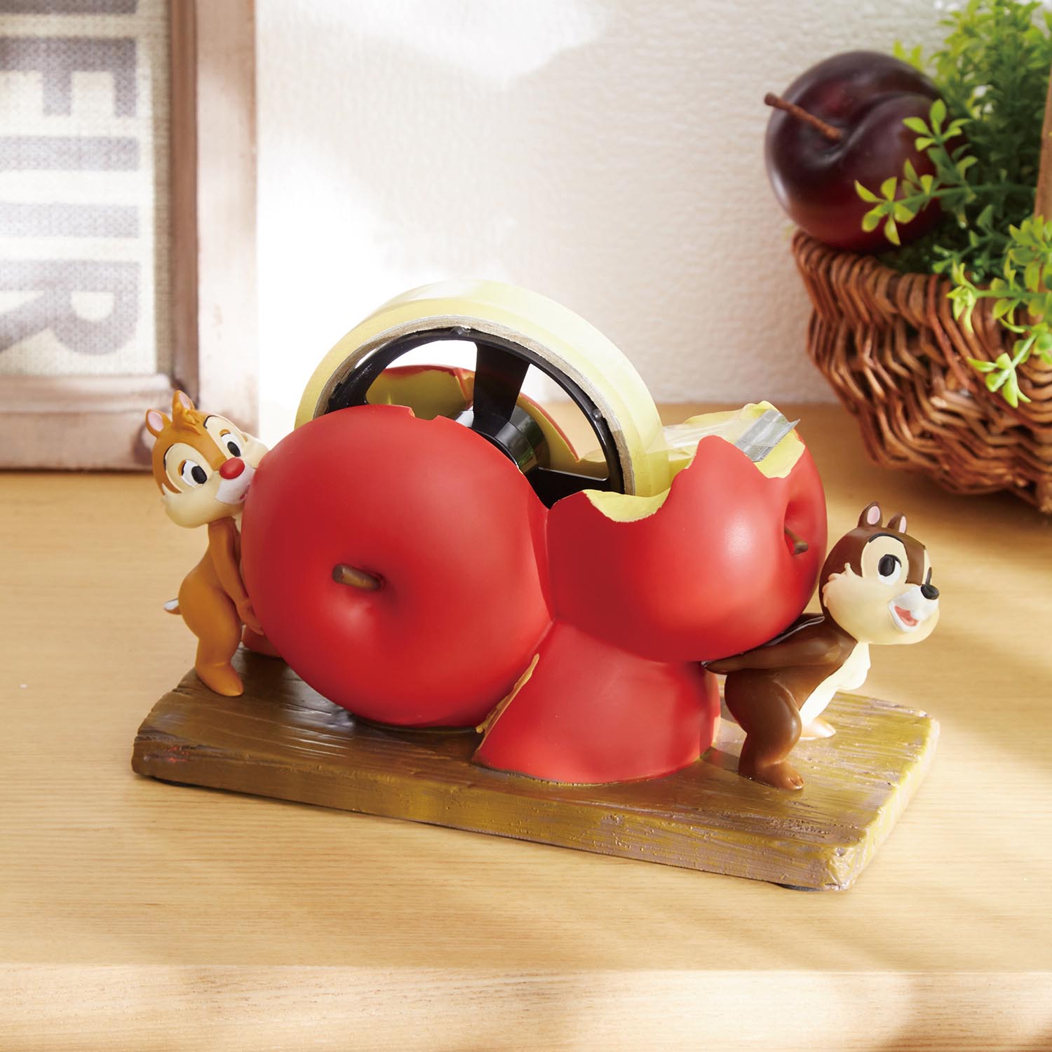 りんごモチーフのテープディスペンサー「チップ＆デール」（ディズニー