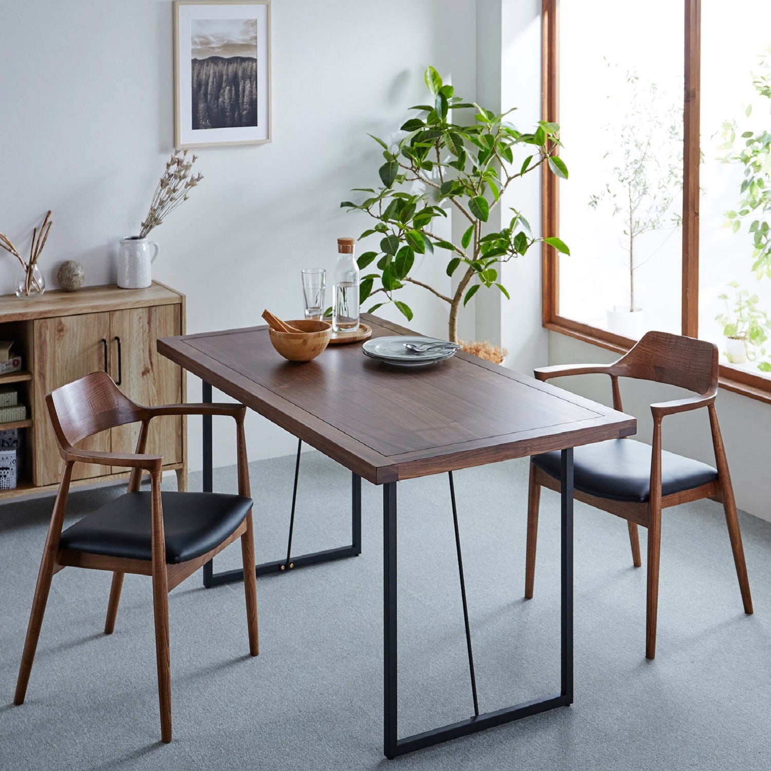ウォルナット材のスチール脚ダイニングテーブル（ダイニングテーブル