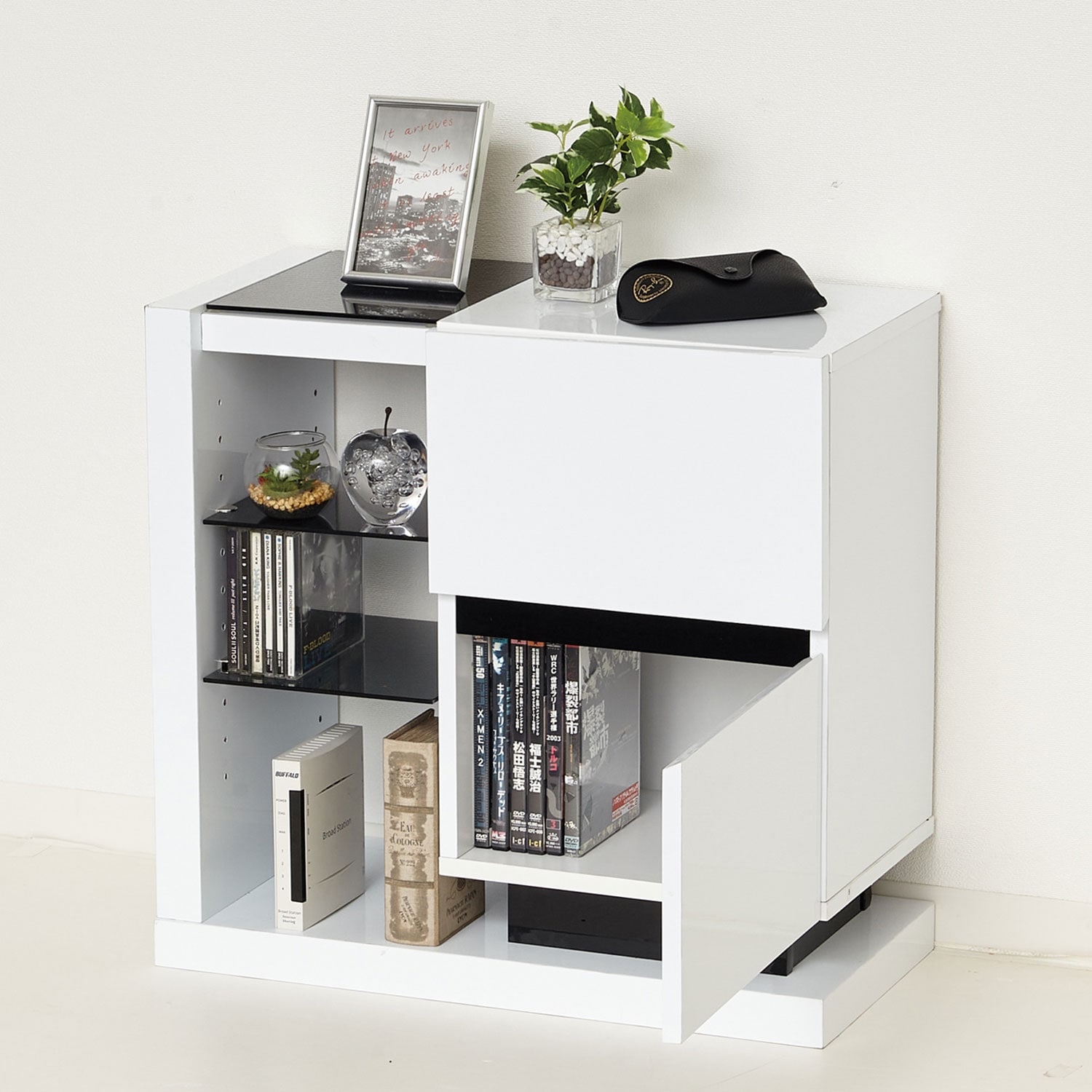 鏡面仕上げのモダンサイドキャビネット（キャビネット/リビングボード