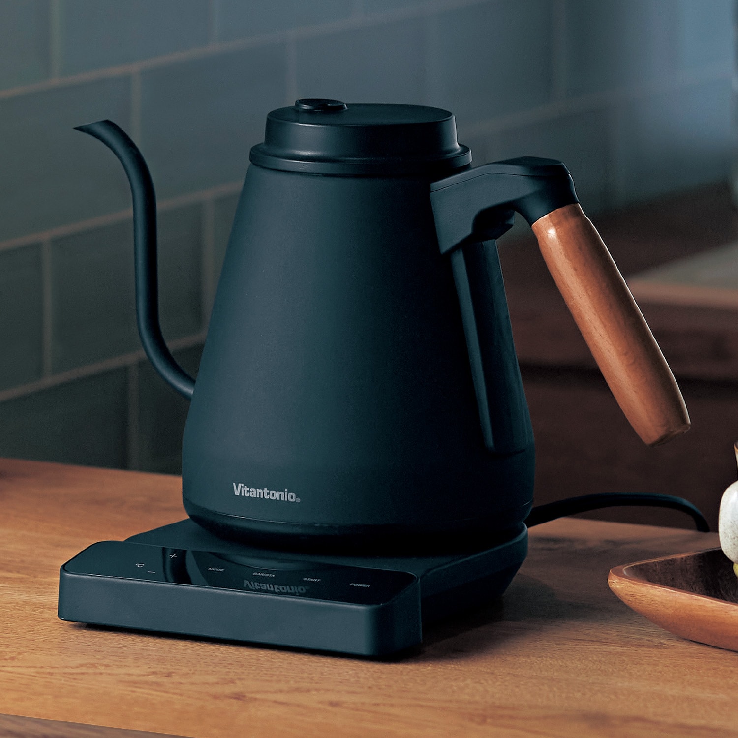 1℃刻みで温度をコントロールできる調温ドリップケトル（電気ケトル