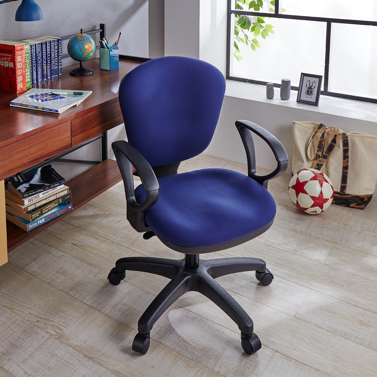 長時間座りやすいロッキング機能付きアームワークチェア（デスクチェア