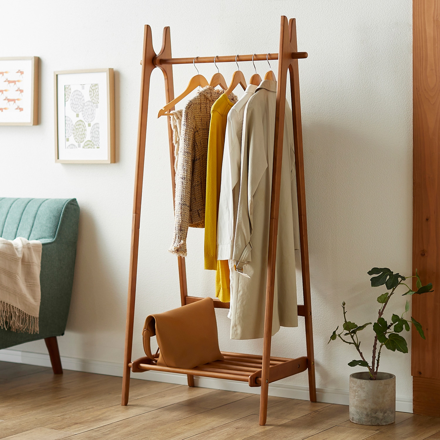 ヴィンテージテイストの折りたたみ式ハンガーラック(OAKER/オーカー