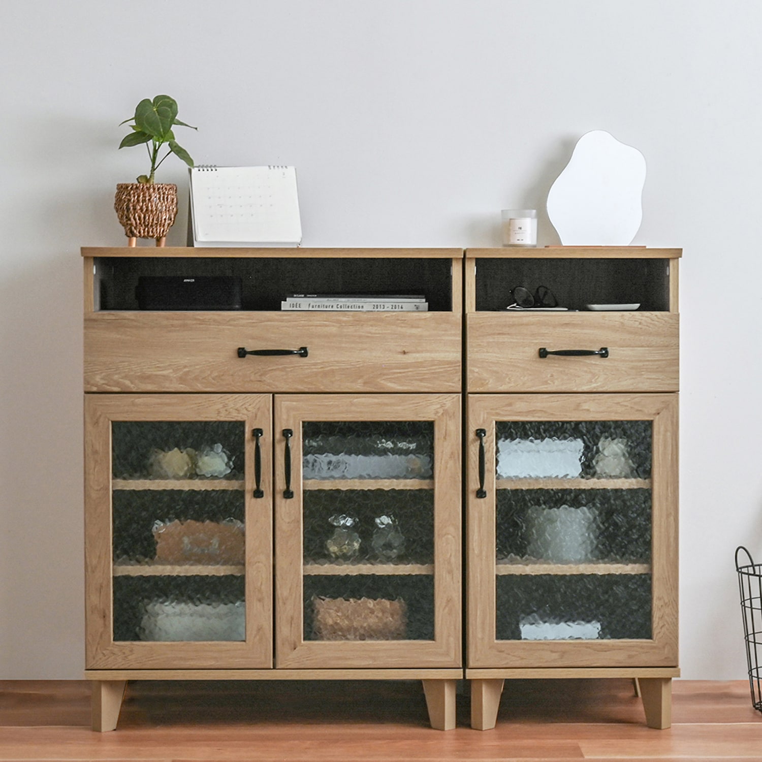 ナチュラルテイストのキャビネット＜2色の把手付き＞（食器棚/キッチン