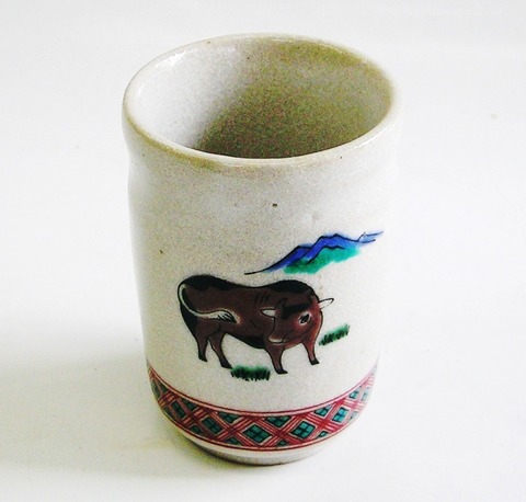 在庫限り】九谷焼 牛 湯呑み（小）125cc【湯飲み/湯のみ/通販/激安/丑