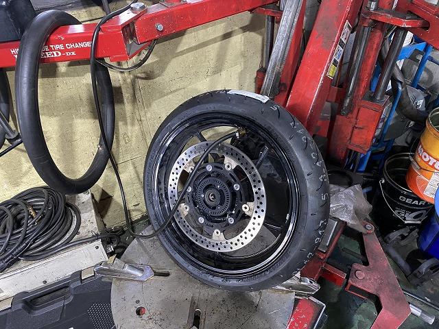 滋賀オートライフハノ カワサキ「ZX-25R」の持込タイヤ交換(前輪