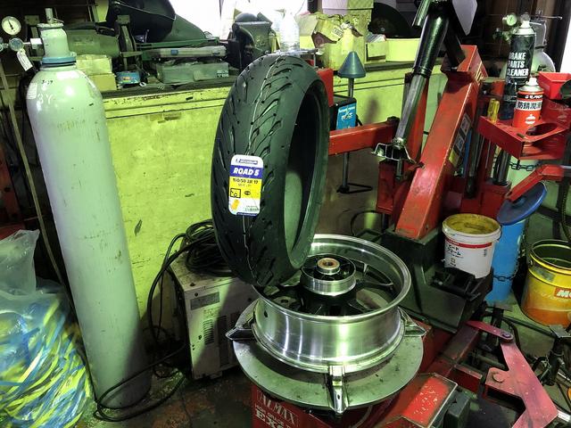 滋賀 カワサキ「ZX-14R］の持ち込みタイヤ交換｜グーネットピット