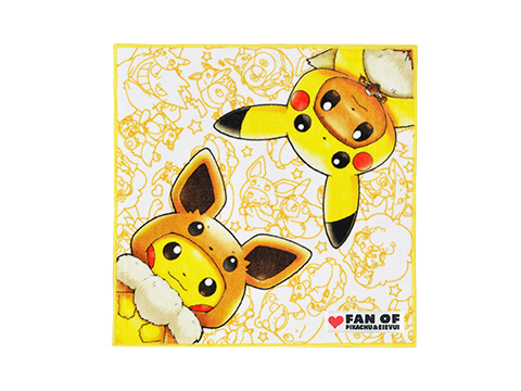 ポンチョ姿のピカチュウとイーブイや、身にまとったポケモンのグッズ