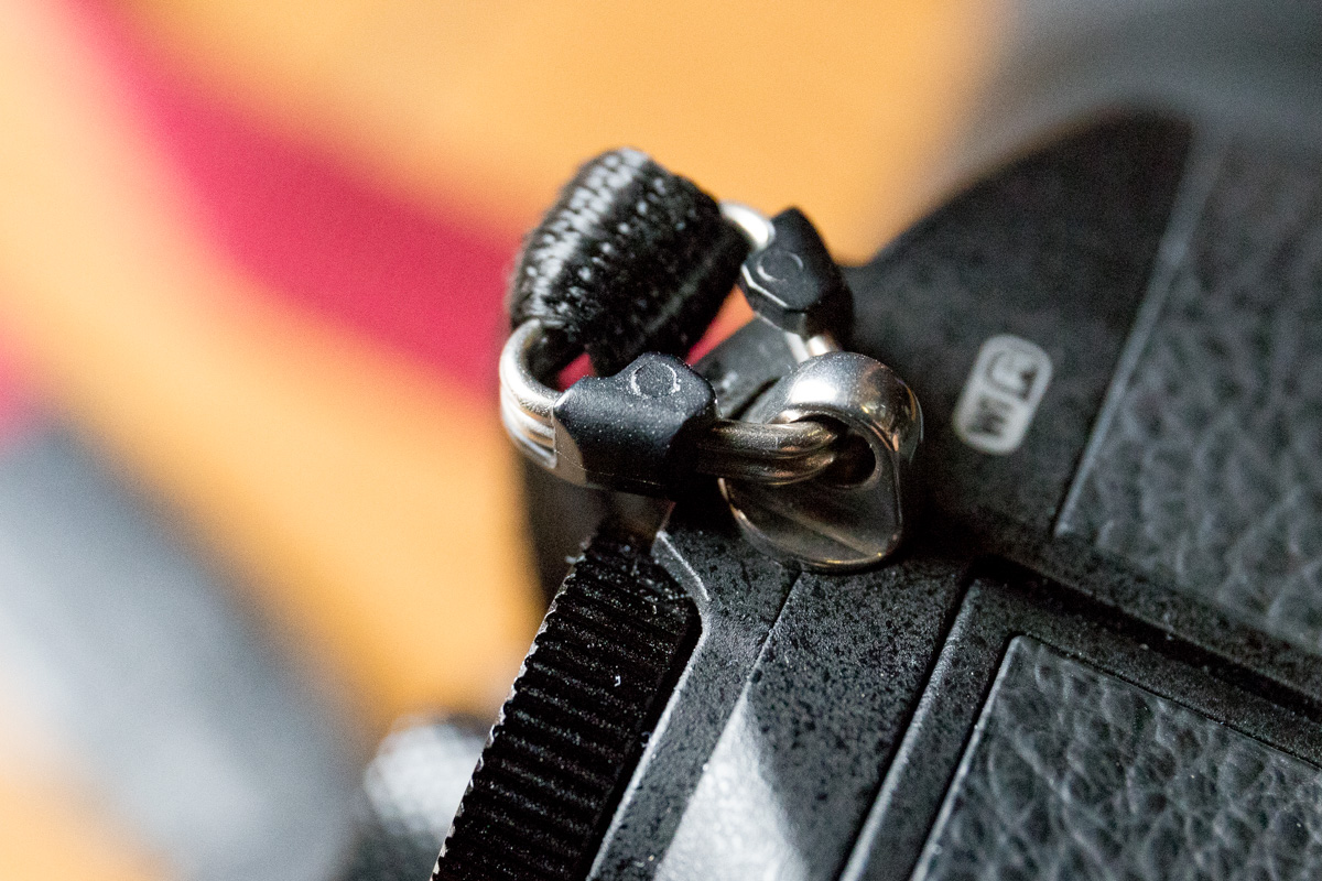 キヤノンEOS Kiss Mホワイトに抜群に似合う白いロープストラップ