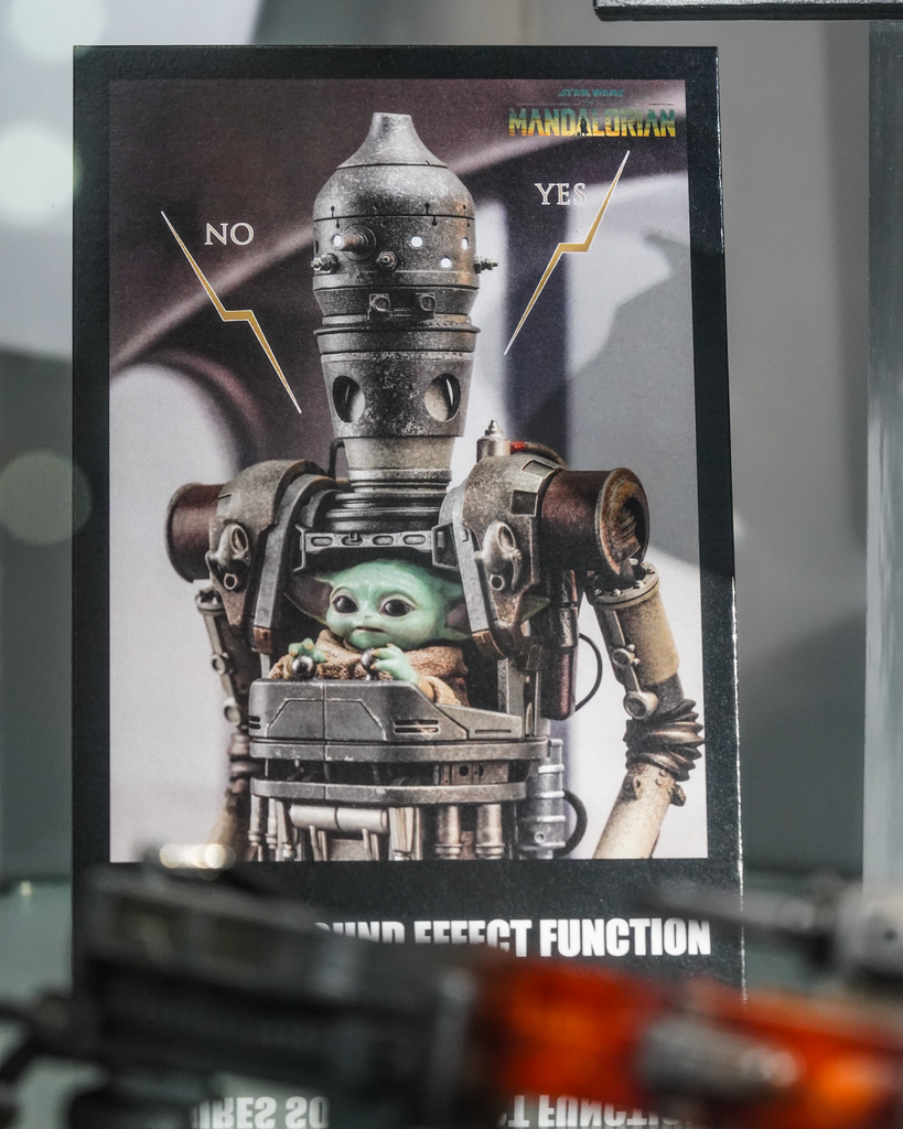 Hot Toys TMS105 Star Wars The Mandalorian – IG12 With Accessories