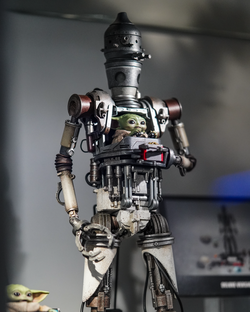 Hot Toys TMS105 Star Wars The Mandalorian – IG12 With Accessories