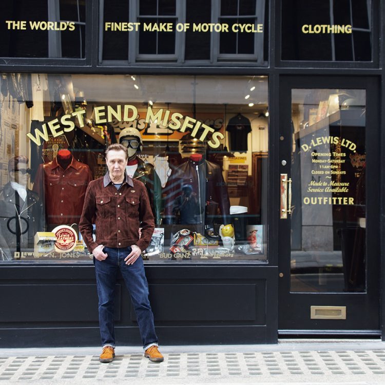 上質な革のにおいが充満した〈ルイスレザーズ〉の店舗へ。／Cheap Chic