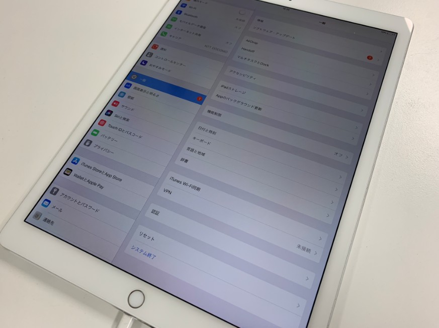 iPad Pro 12.9 第2世代の表面ガラスが割れ液晶の光が一部抜けている