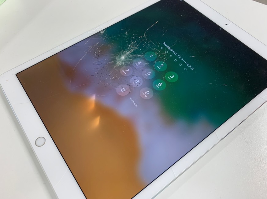 iPad Pro 12.9 第2世代の表面ガラスが割れ液晶の光が一部抜けている