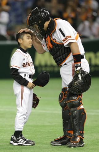 長男・恒希君が堂々の始球式 木村拓也コーチ追悼試合 | 読売