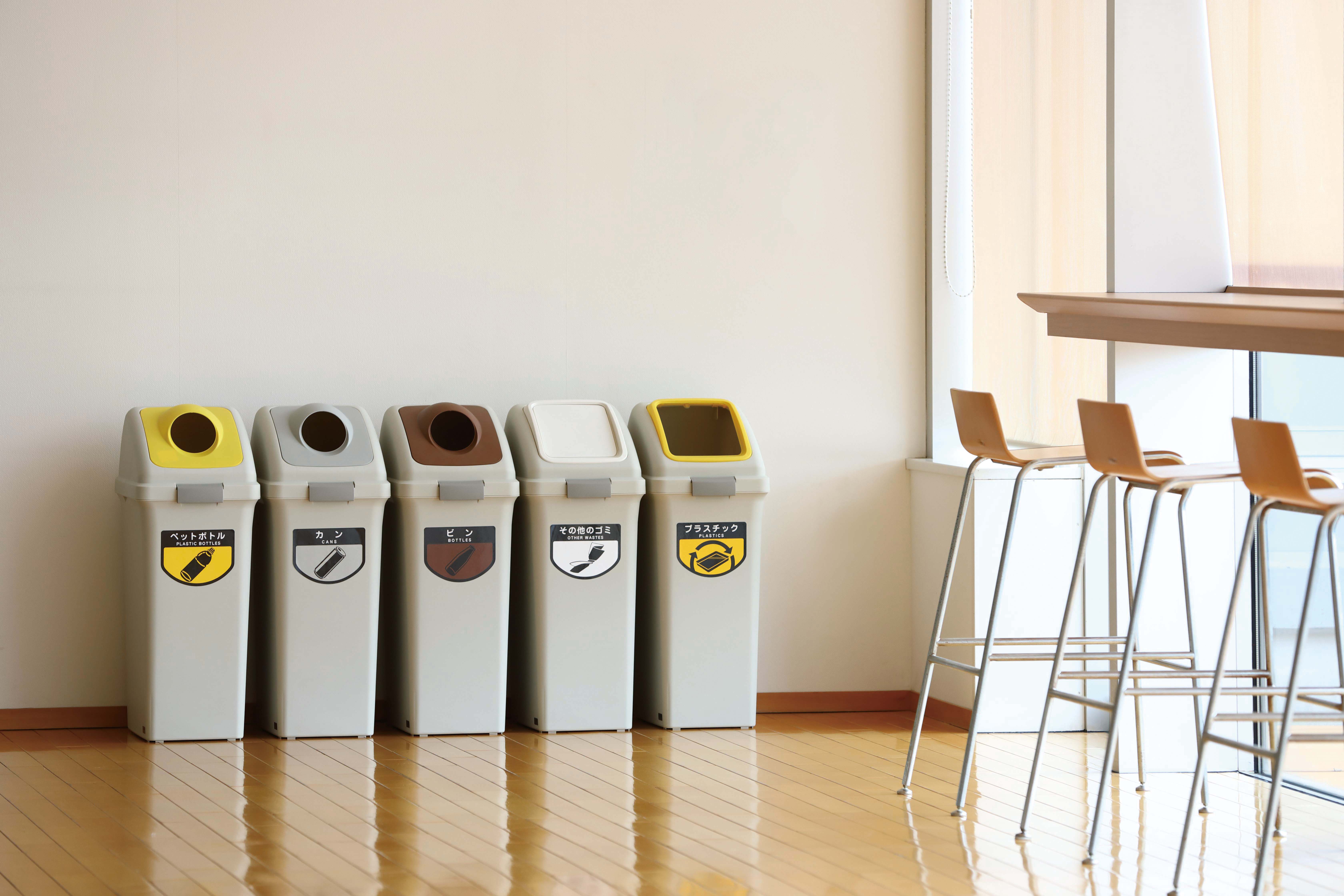 山崎産業株式会社｜リサイクルトラッシュ ECO-50（角穴蓋）レッド