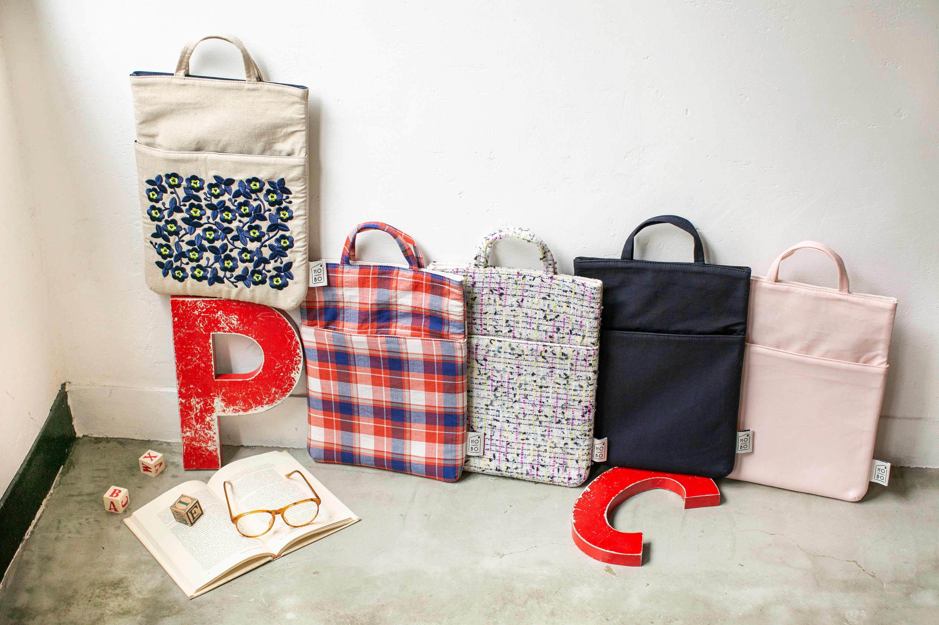 13インチのノートパソコンなどを運ぶのにぴったりな、薄型・軽量の