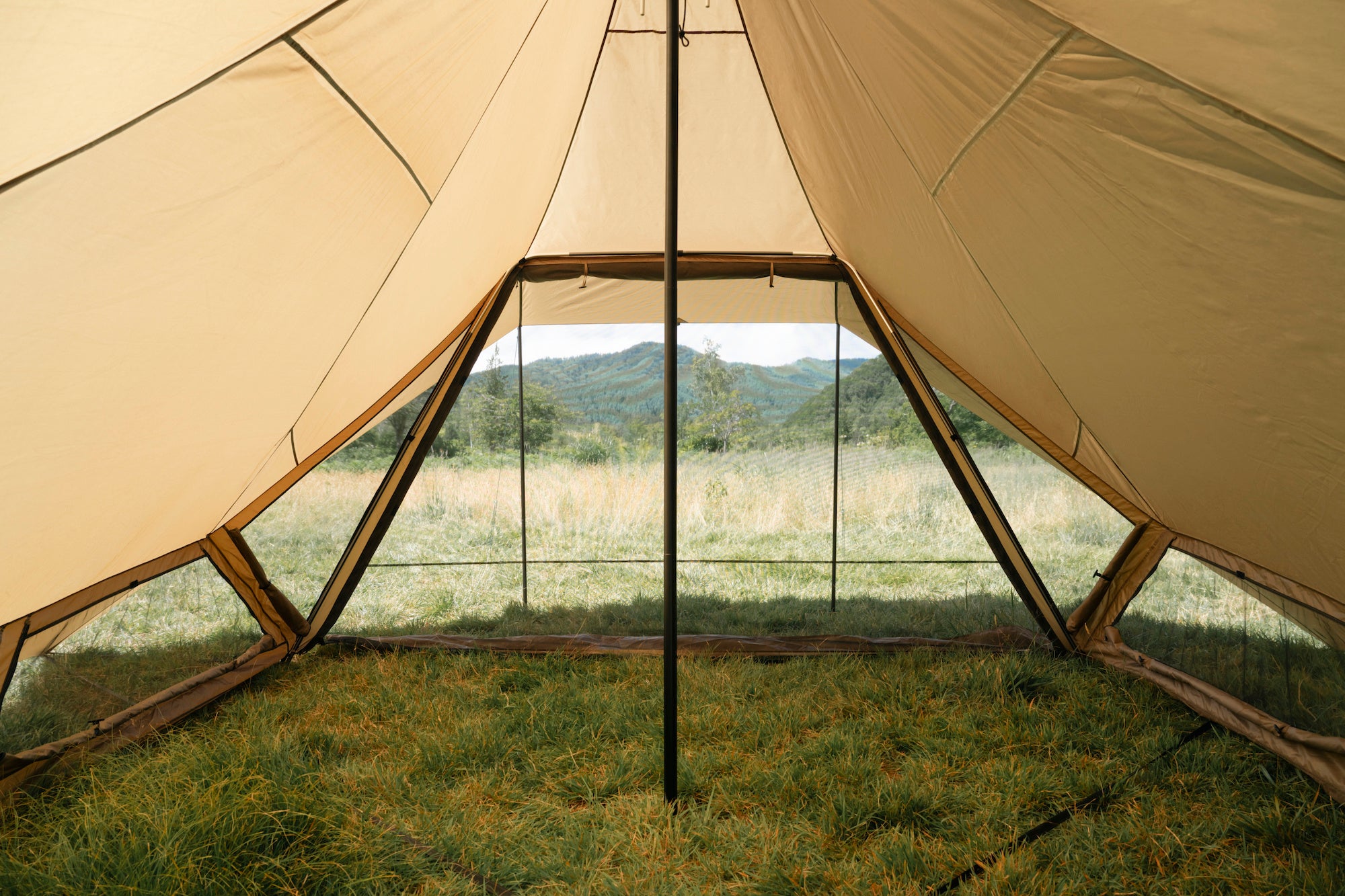 ほぼ日キャンププロジェクト「yozora」。はじまりのテント「kohaku」が