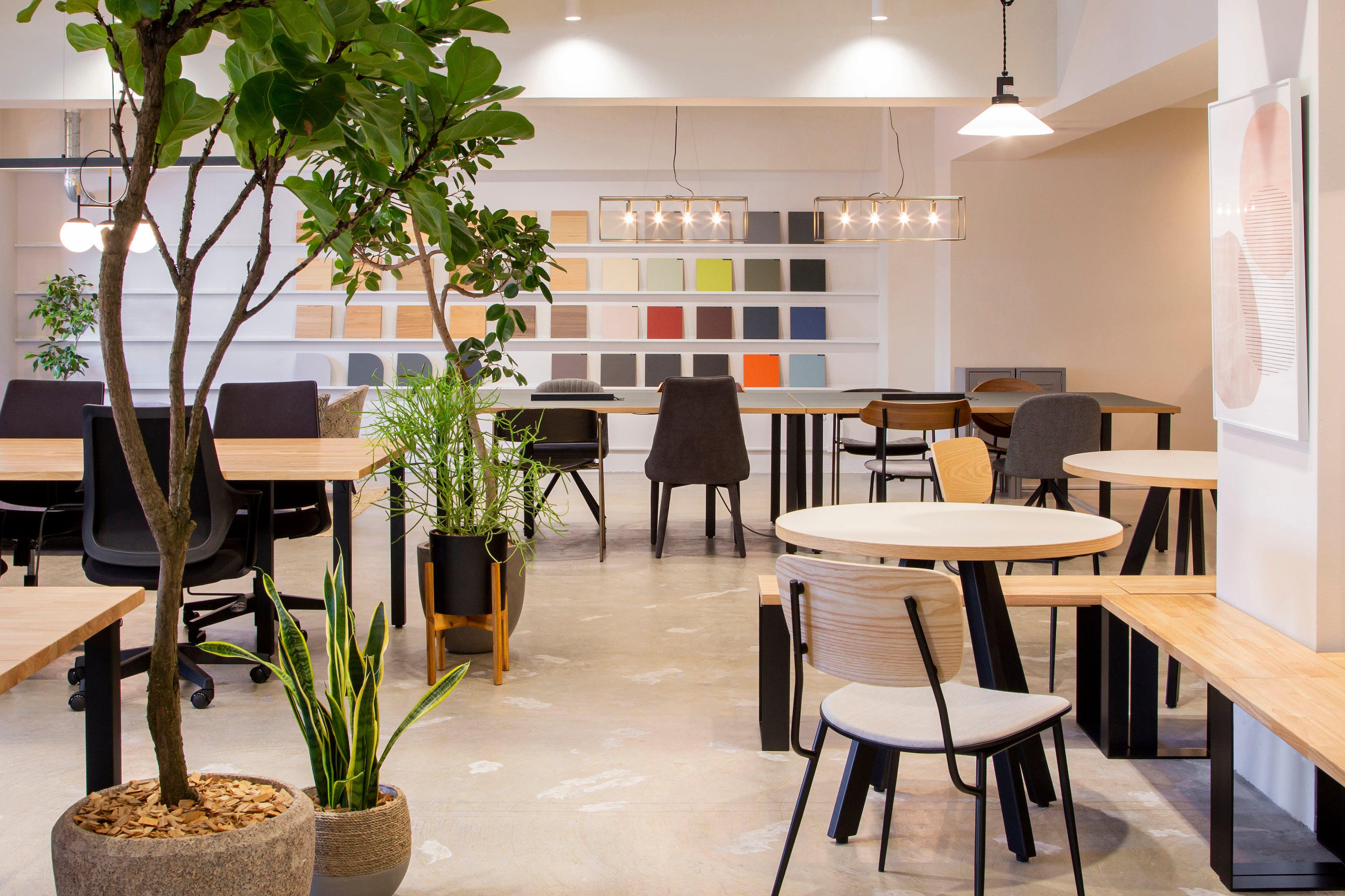 KANADEMONOより、人気のラウンドテーブルに木製脚が新登場。天板は