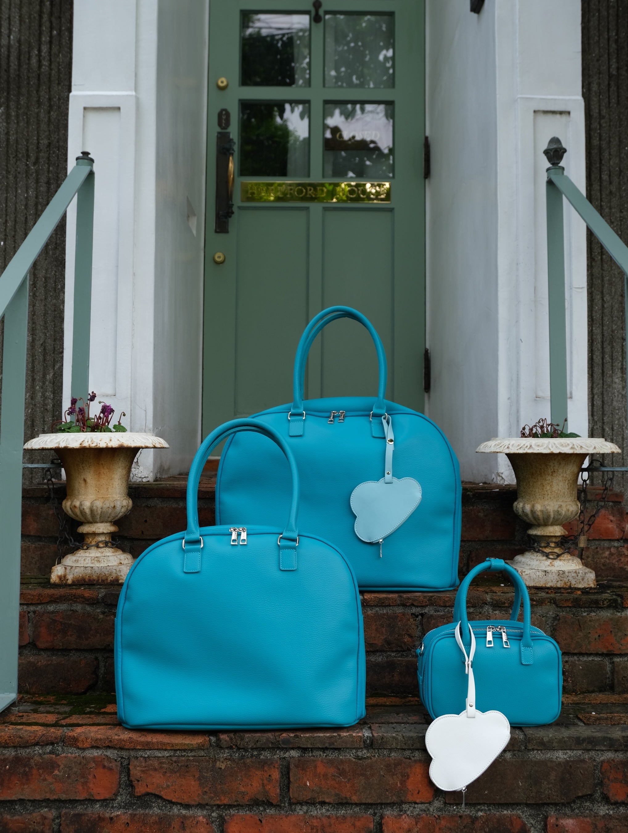 サボテンレザーシリーズに心弾む新色が登場！夏空に映えるターコイズ