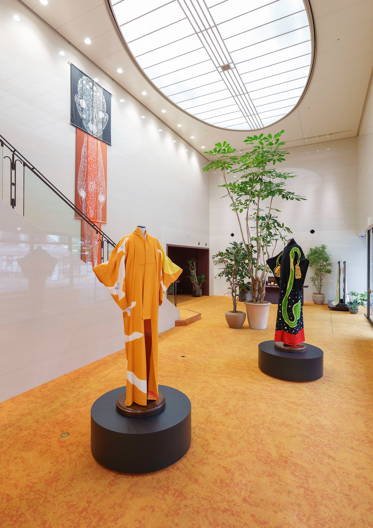 現代美術家・加藤泉と千總のコラボレーションアートワークを収録した