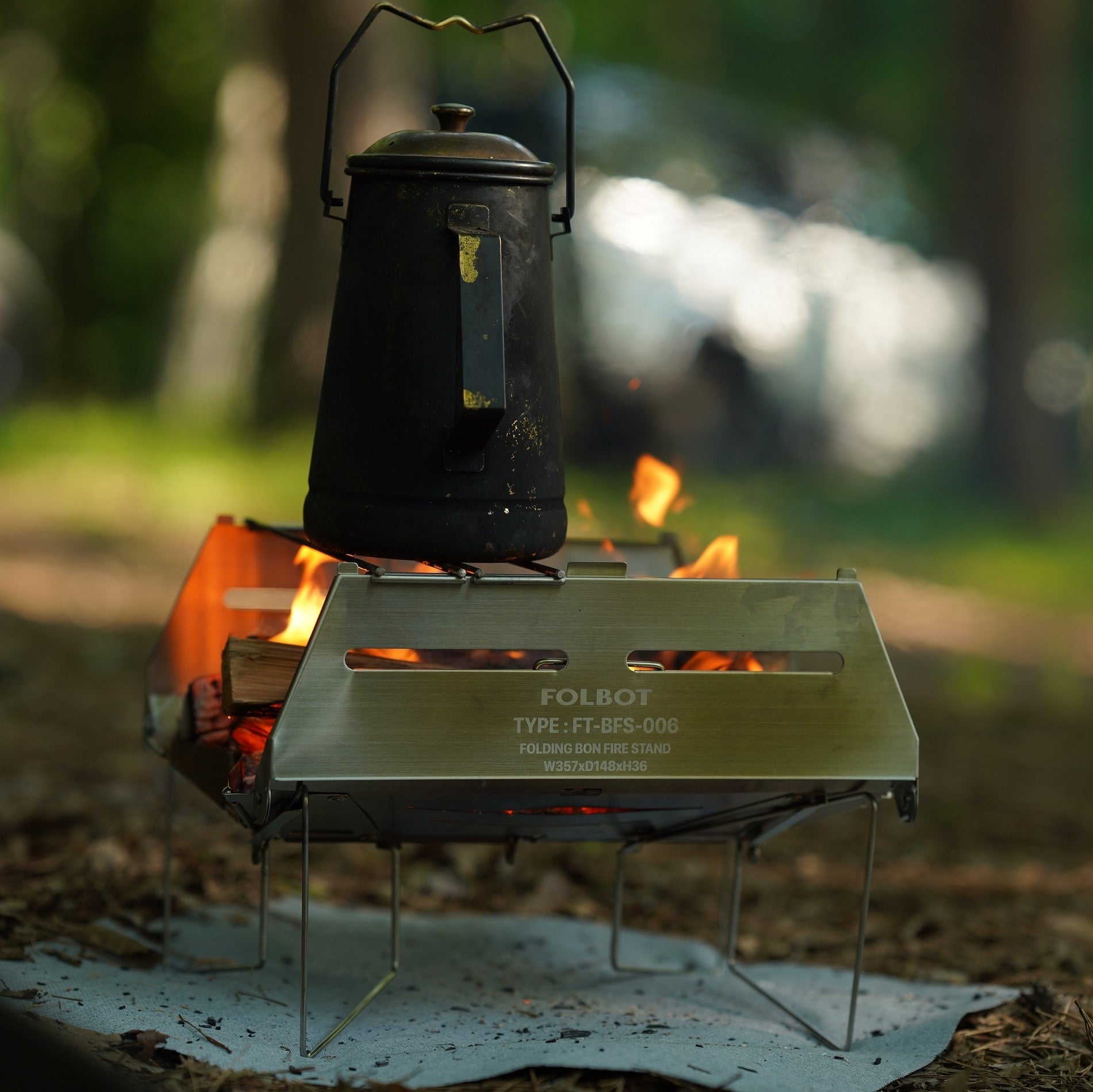 わずか5秒で組み立て可能な薄型・軽量の焚き火台『BONFIRE STAND』 お