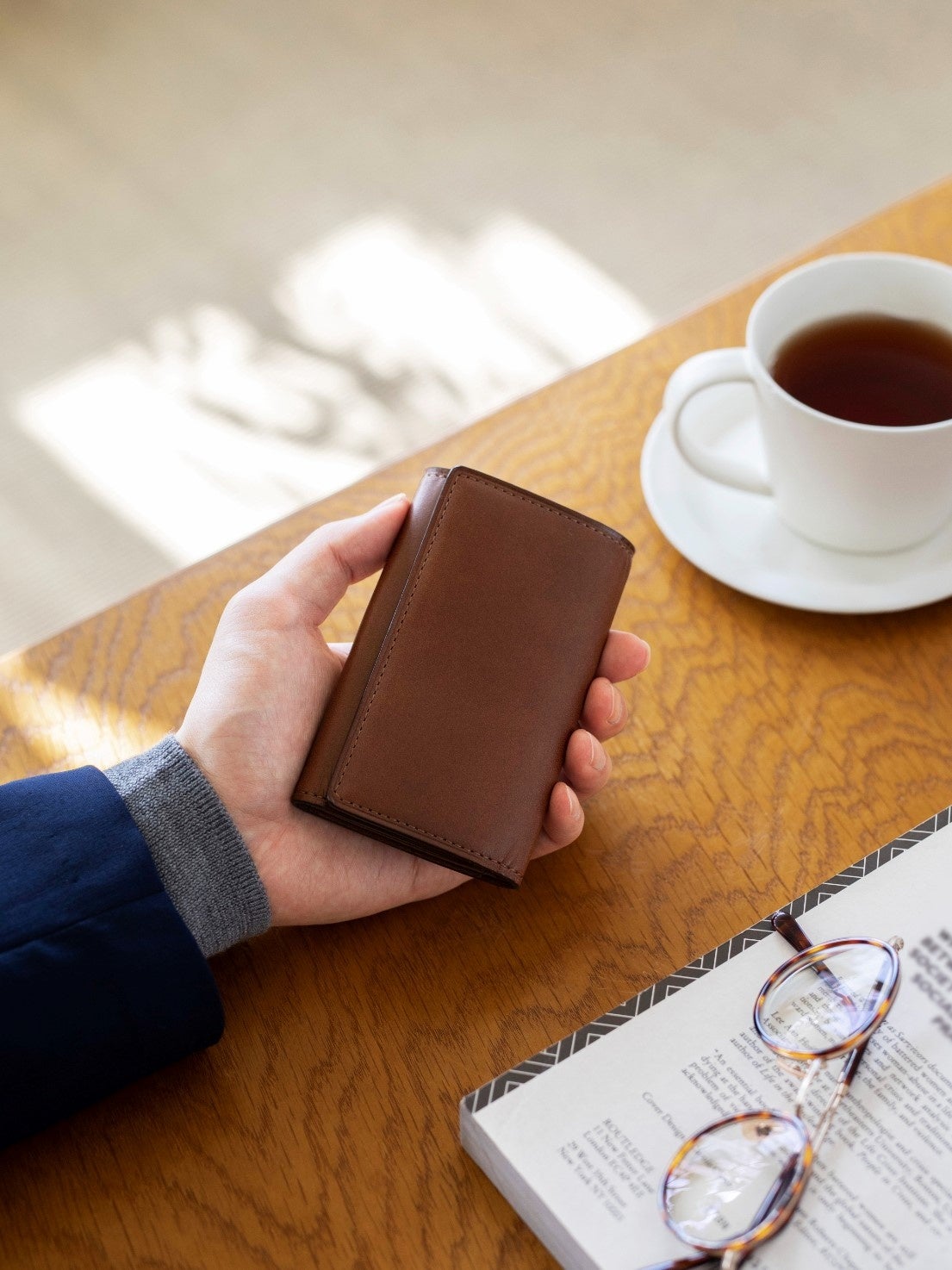 国産ヌメ革を使用したレザー小物シリーズを新発売。新生活に役立つ名刺