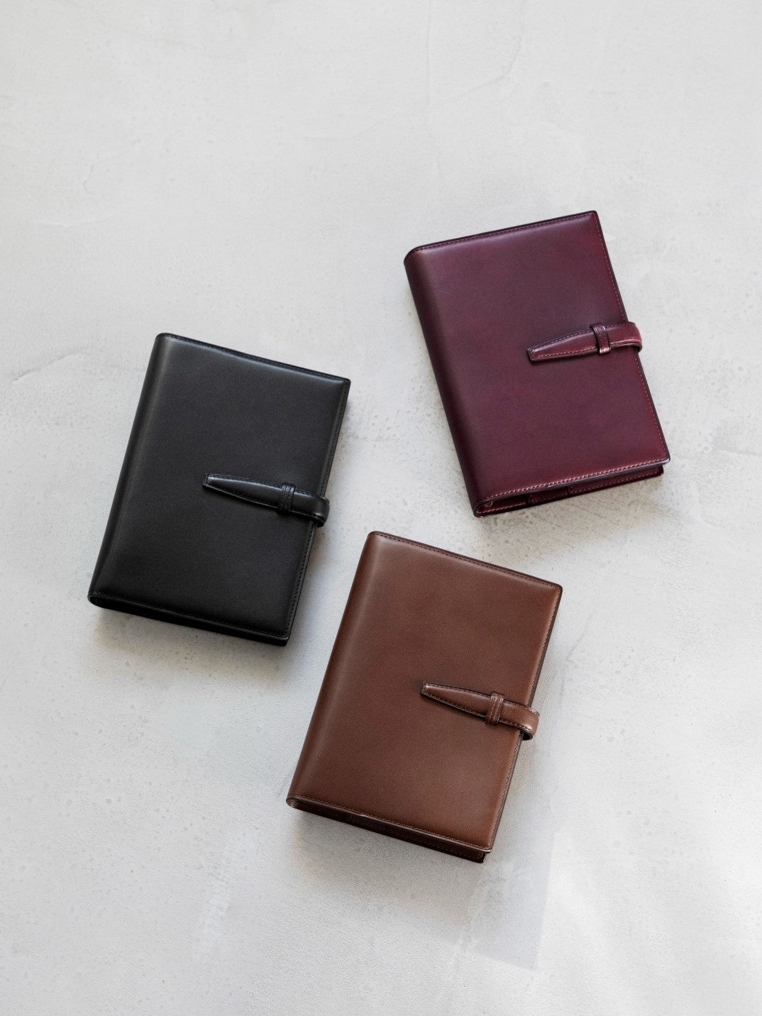 国産ヌメ革を使用したレザー小物シリーズを新発売。新生活に役立つ名刺