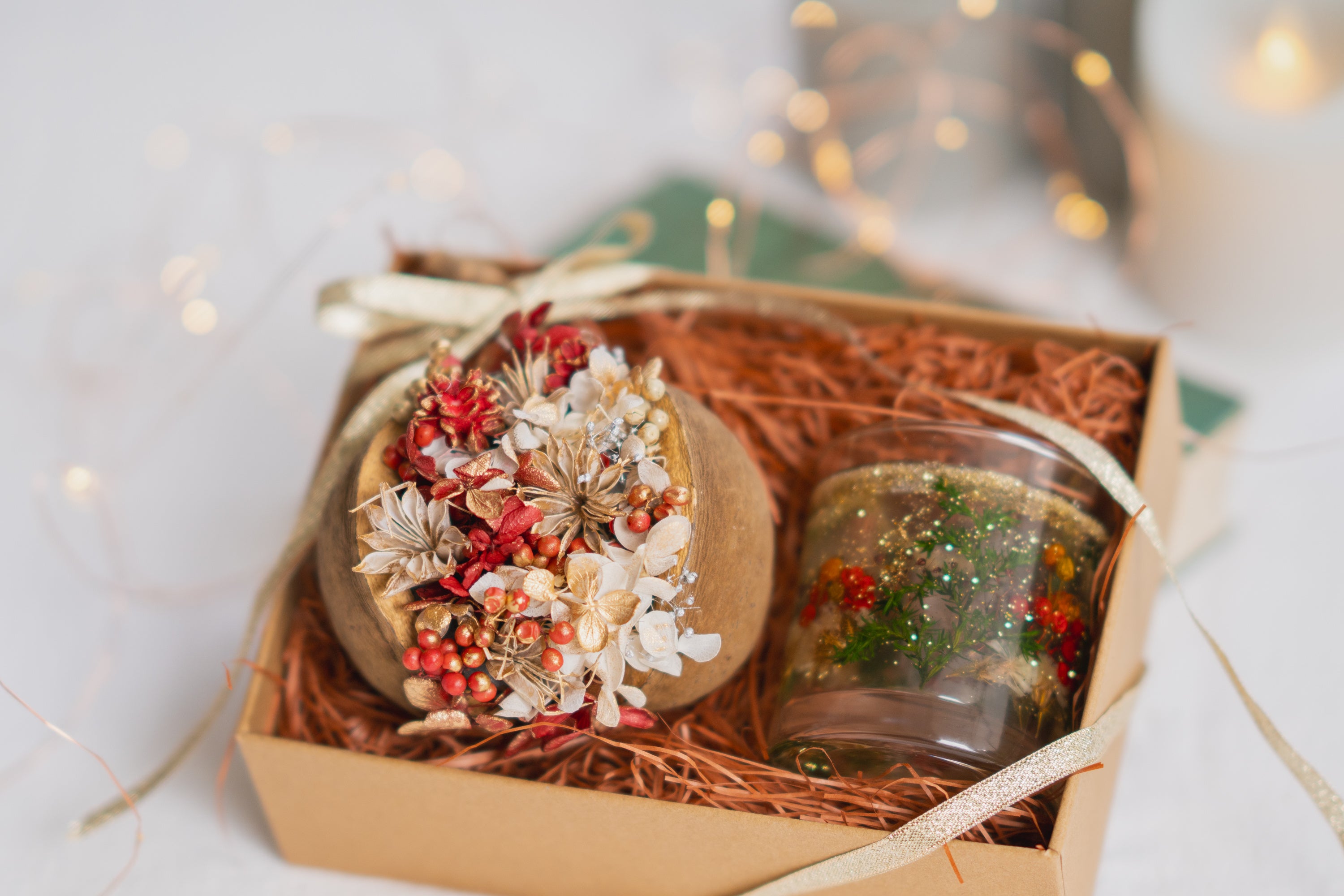 高さ4mの真っ赤なクリスマスツリーが、相模灘を見渡すオーシャンデッキ