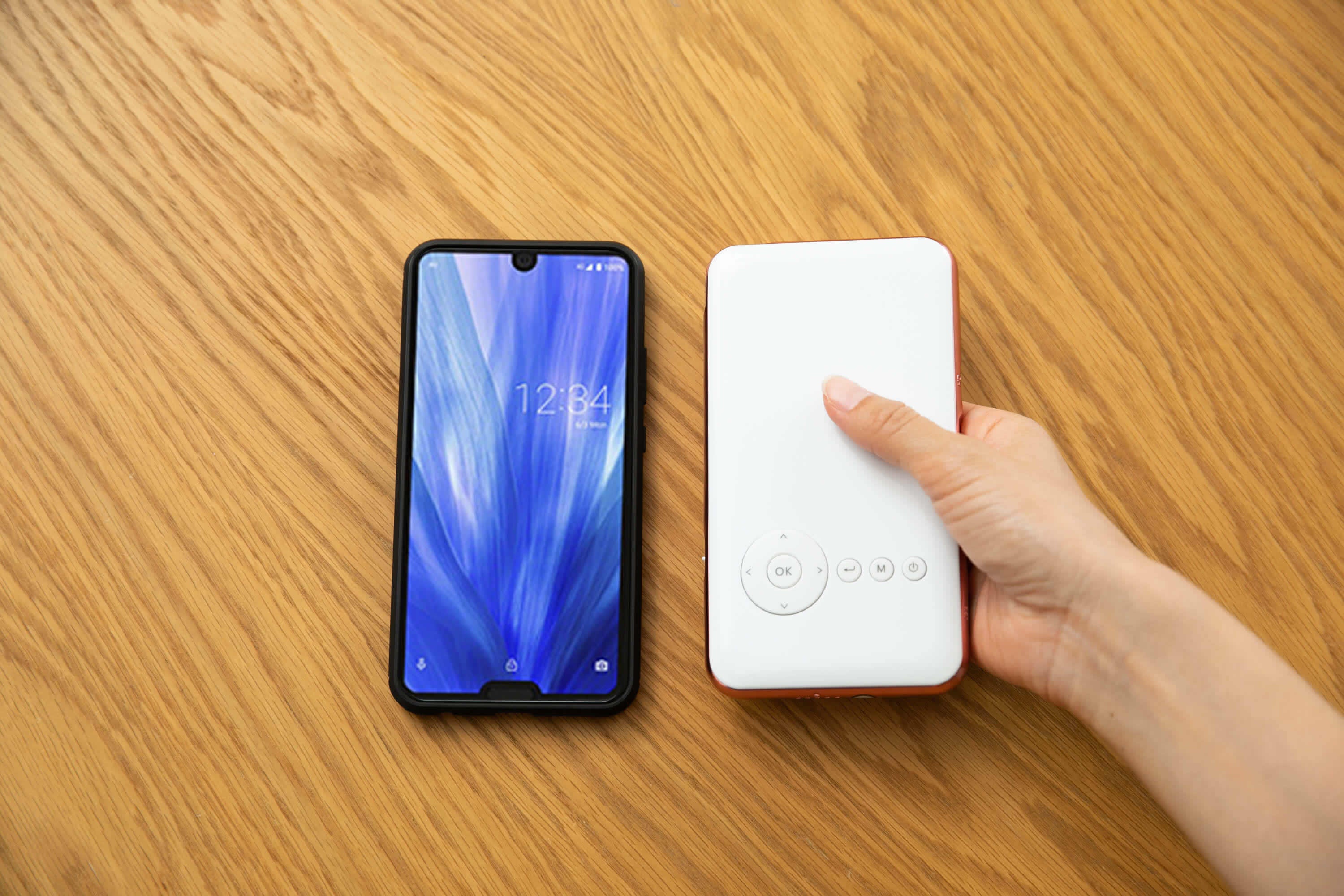 国内累計販売6万台突破のスマホ型プロジェクター「カベーニ」が