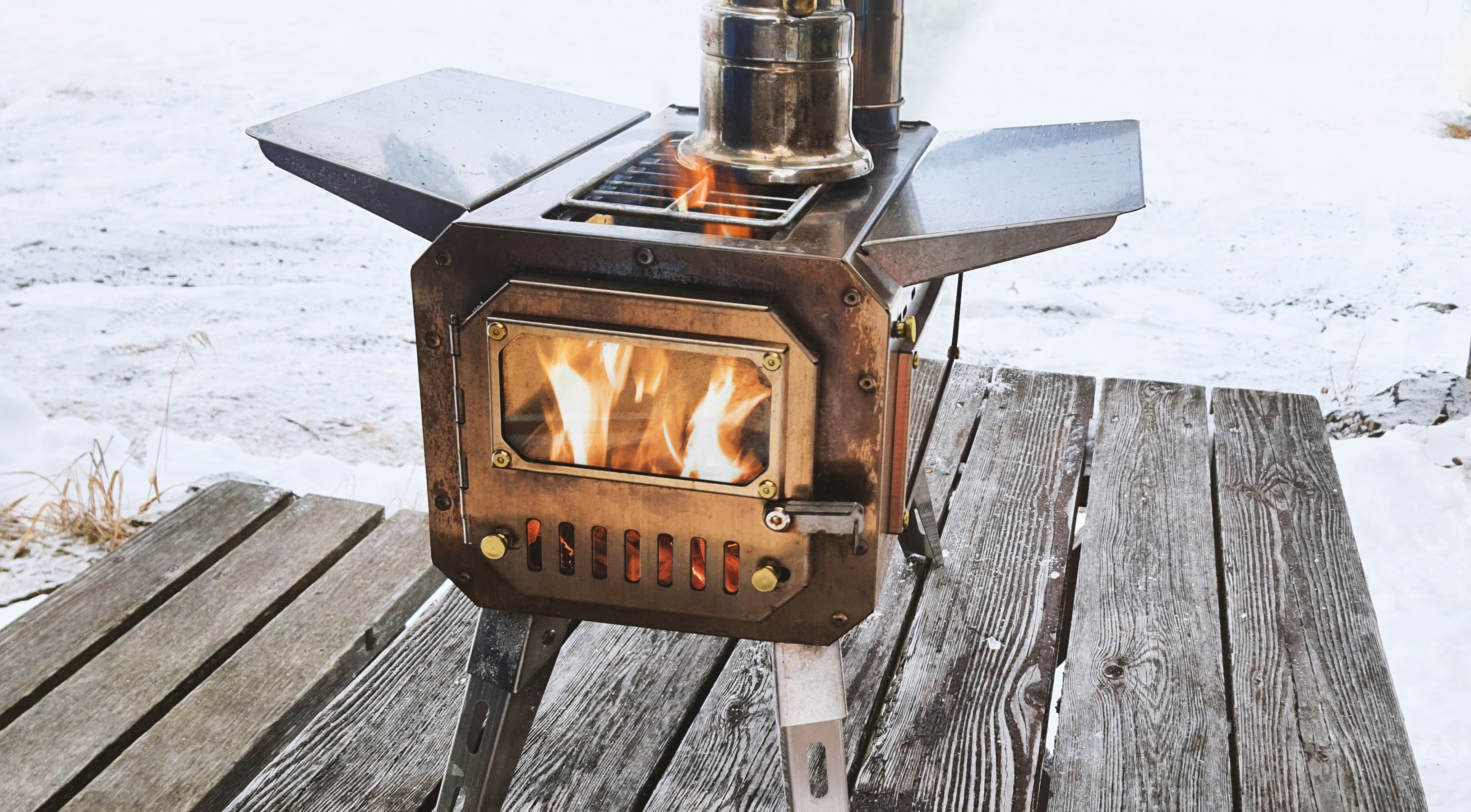 冬キャンプの最強ギア・薪ストーブ】安全性とおしゃれなサイト演出を