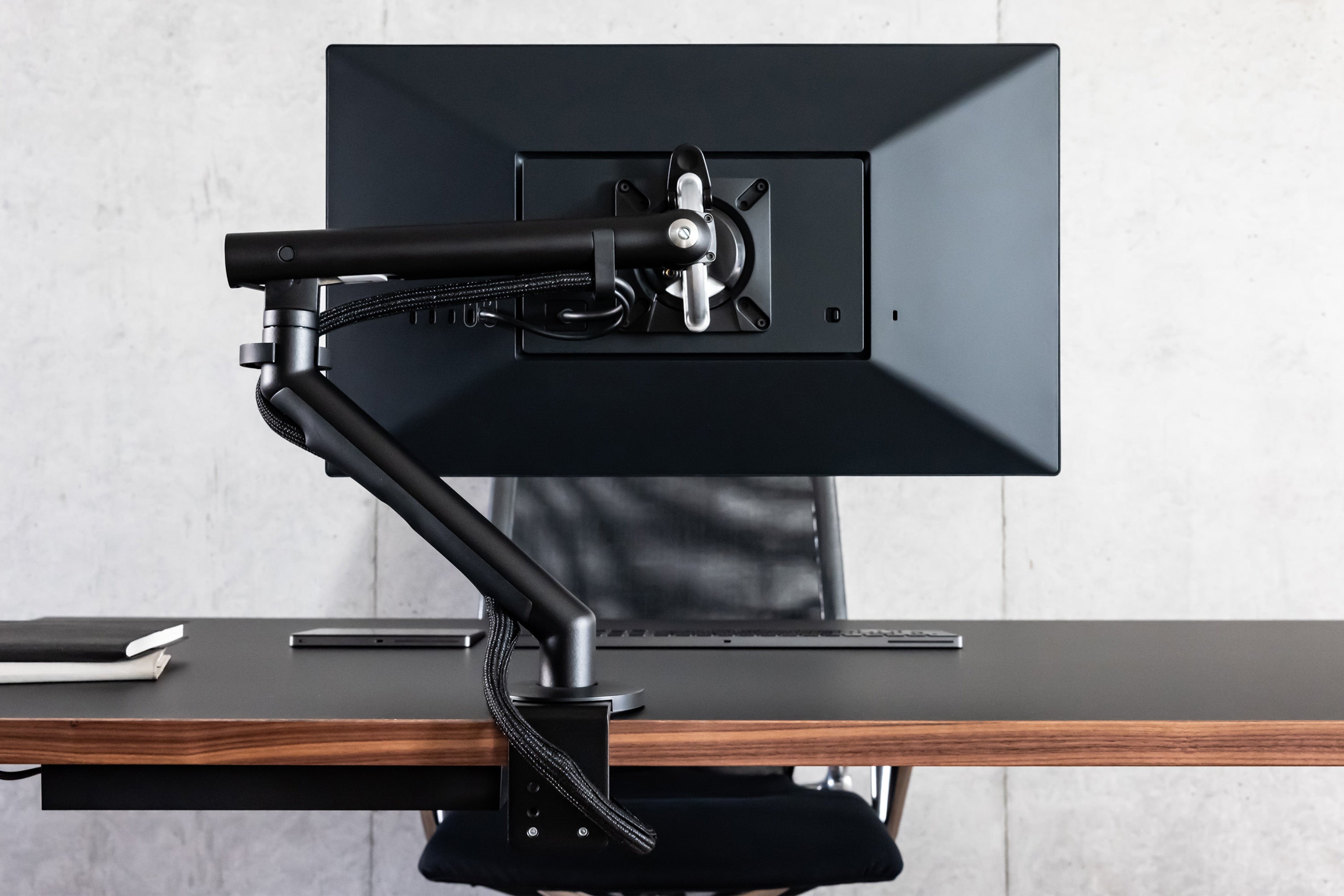 PREDUCTSよりハーマンミラーのモニターアーム『Flo Monitor Arm』を