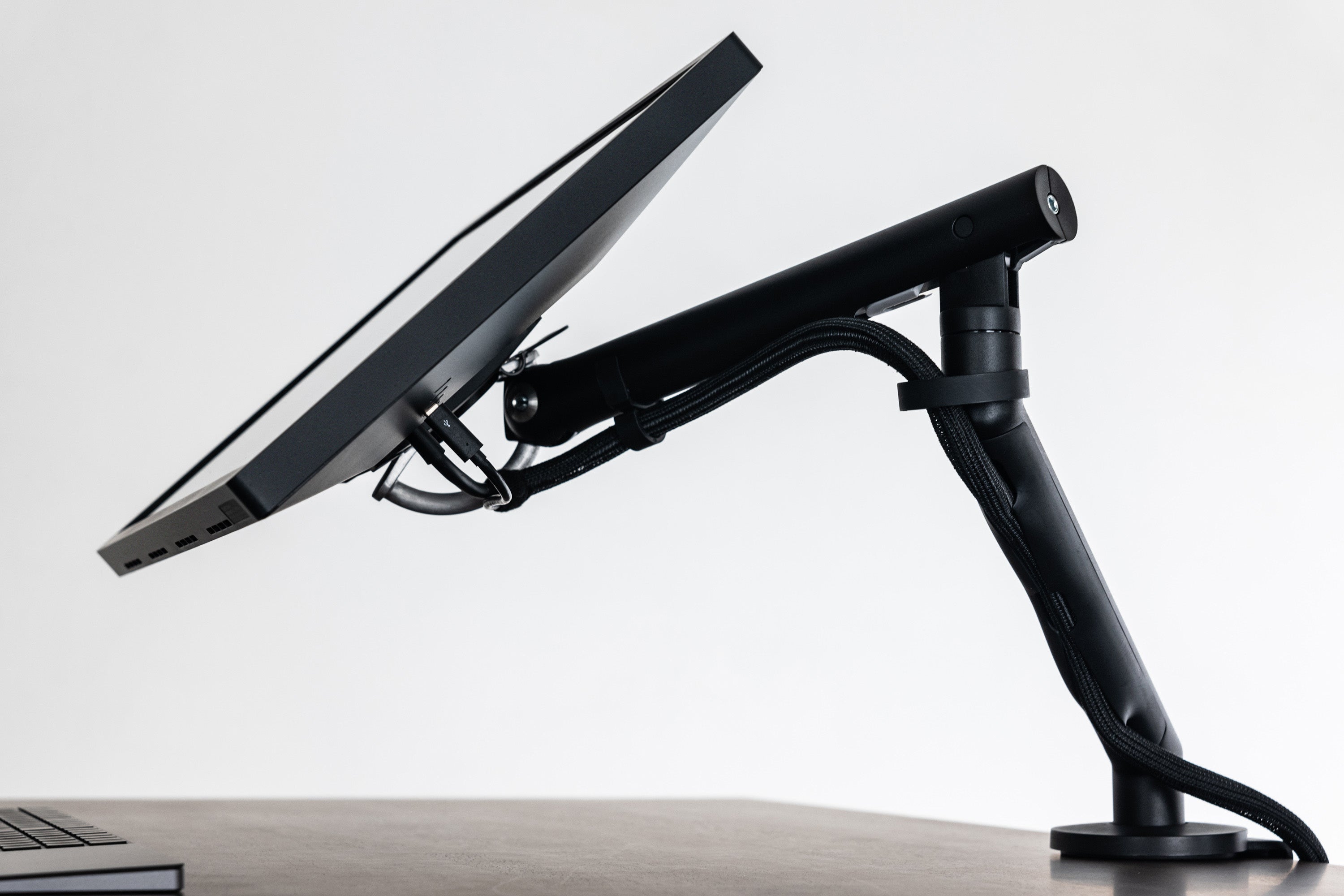 PREDUCTSよりハーマンミラーのモニターアーム『Flo Monitor Arm』を
