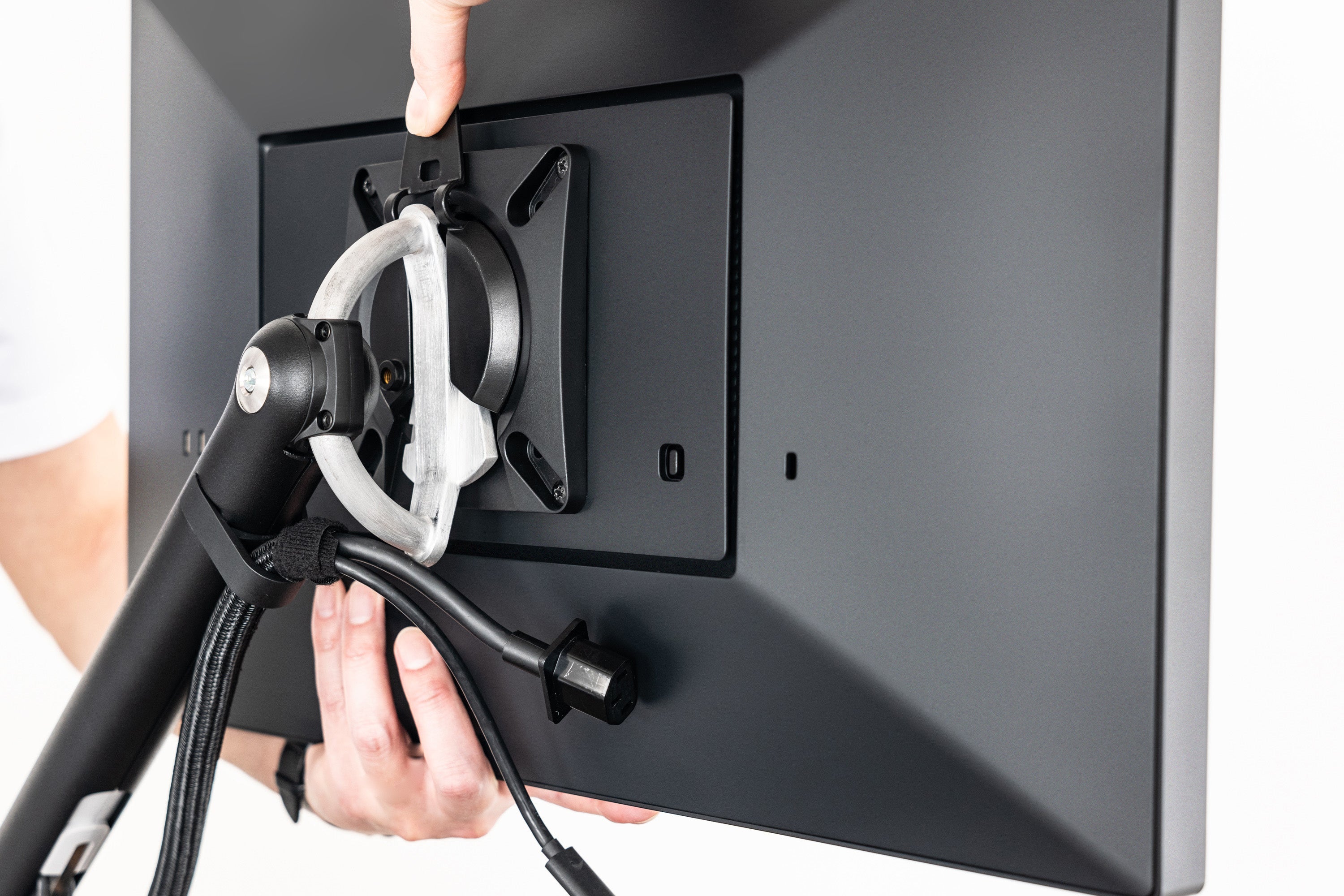 PREDUCTSよりハーマンミラーのモニターアーム『Flo Monitor Arm』を