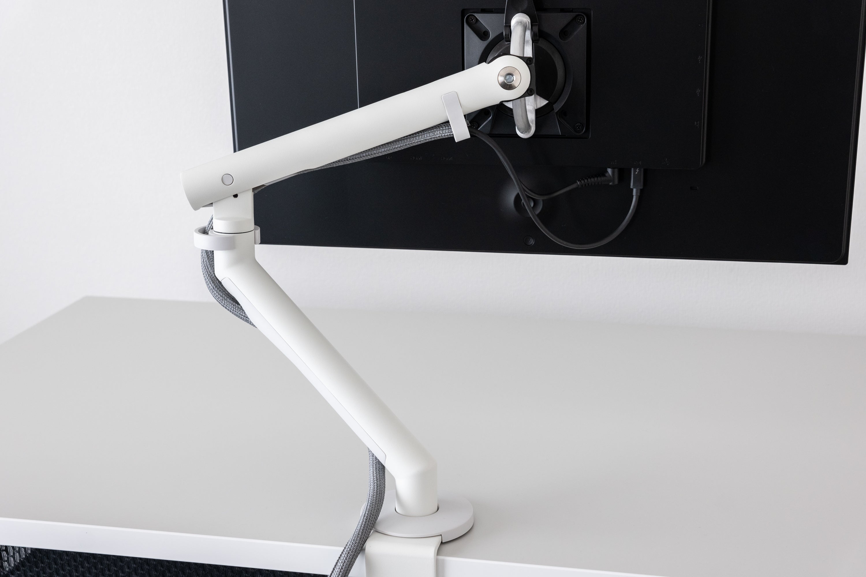 PREDUCTSよりハーマンミラーのモニターアーム『Flo Monitor Arm (White