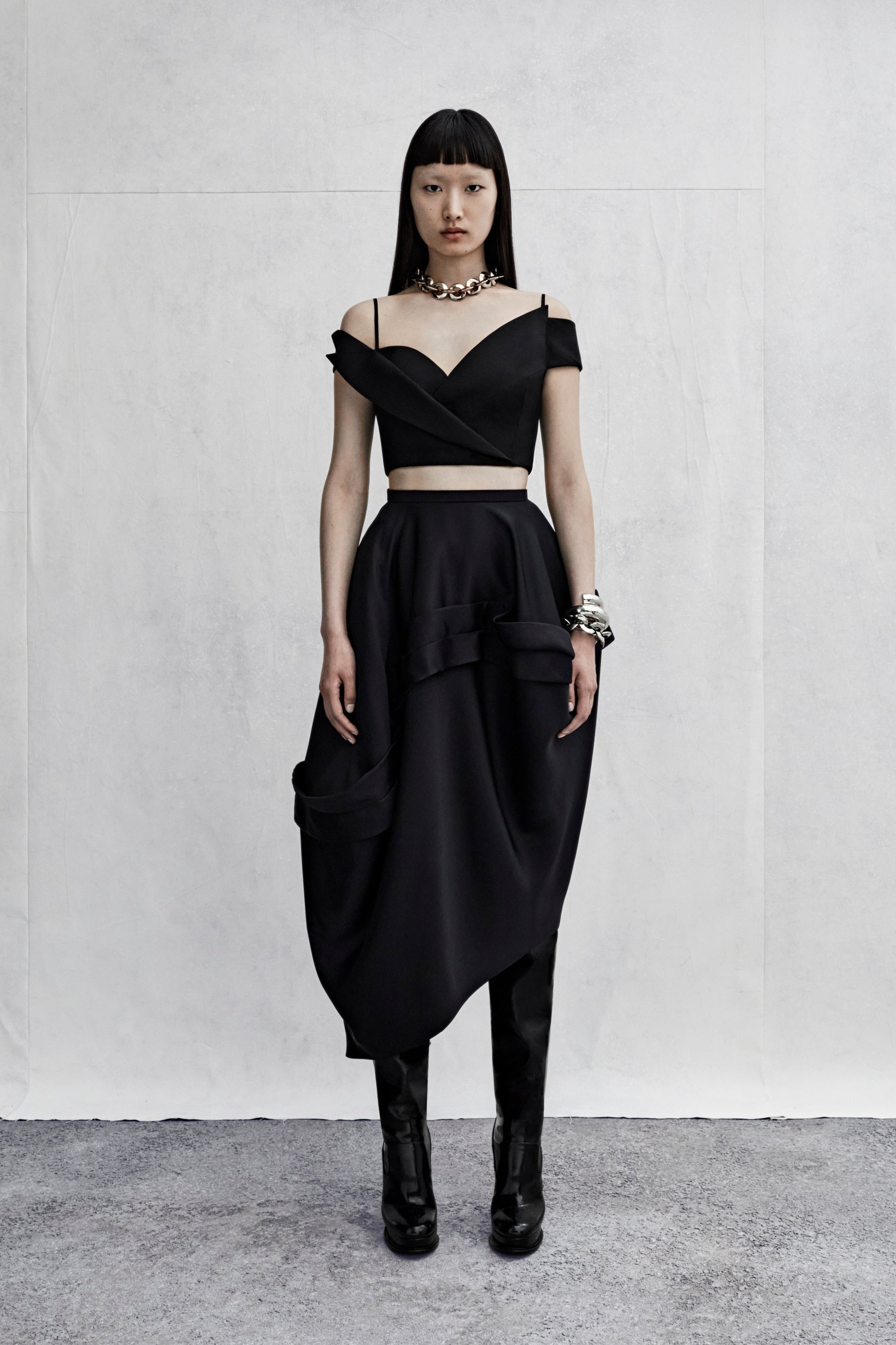 Alexander McQueen】2023年ウィメンズ春夏プレコレクション | 株式会社