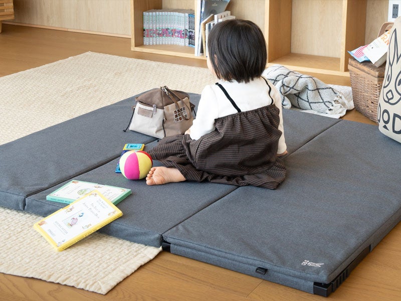 家のくつろぎをキャンプでも。薄く折りたたんで持ち運べるフロアソファ