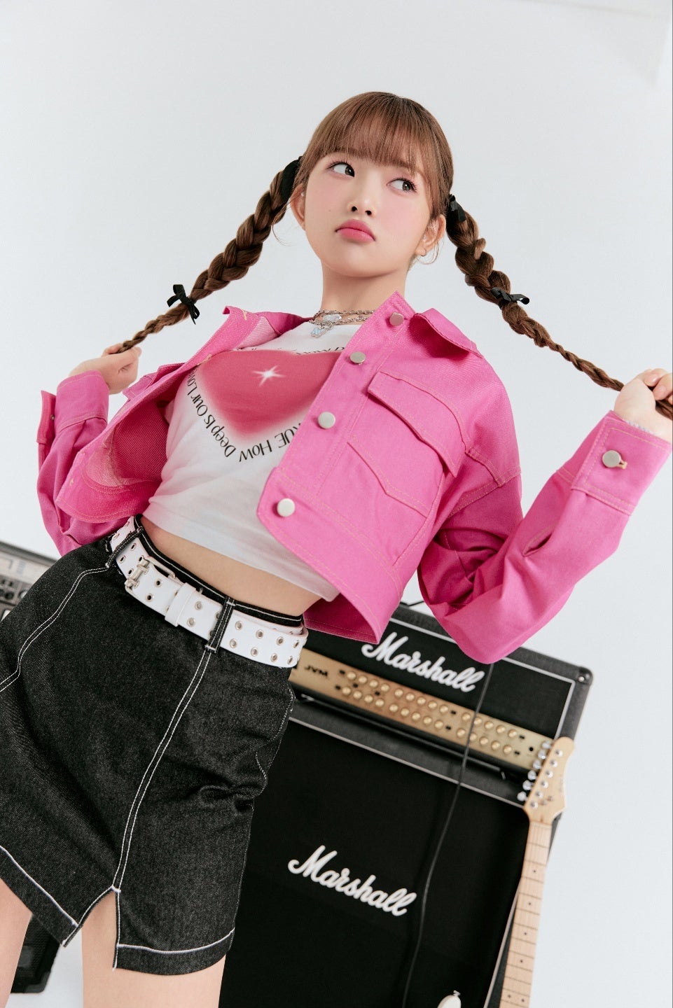 韓国アイドルグループ「IVE」のレイが、韓国発のスイートなコスメ