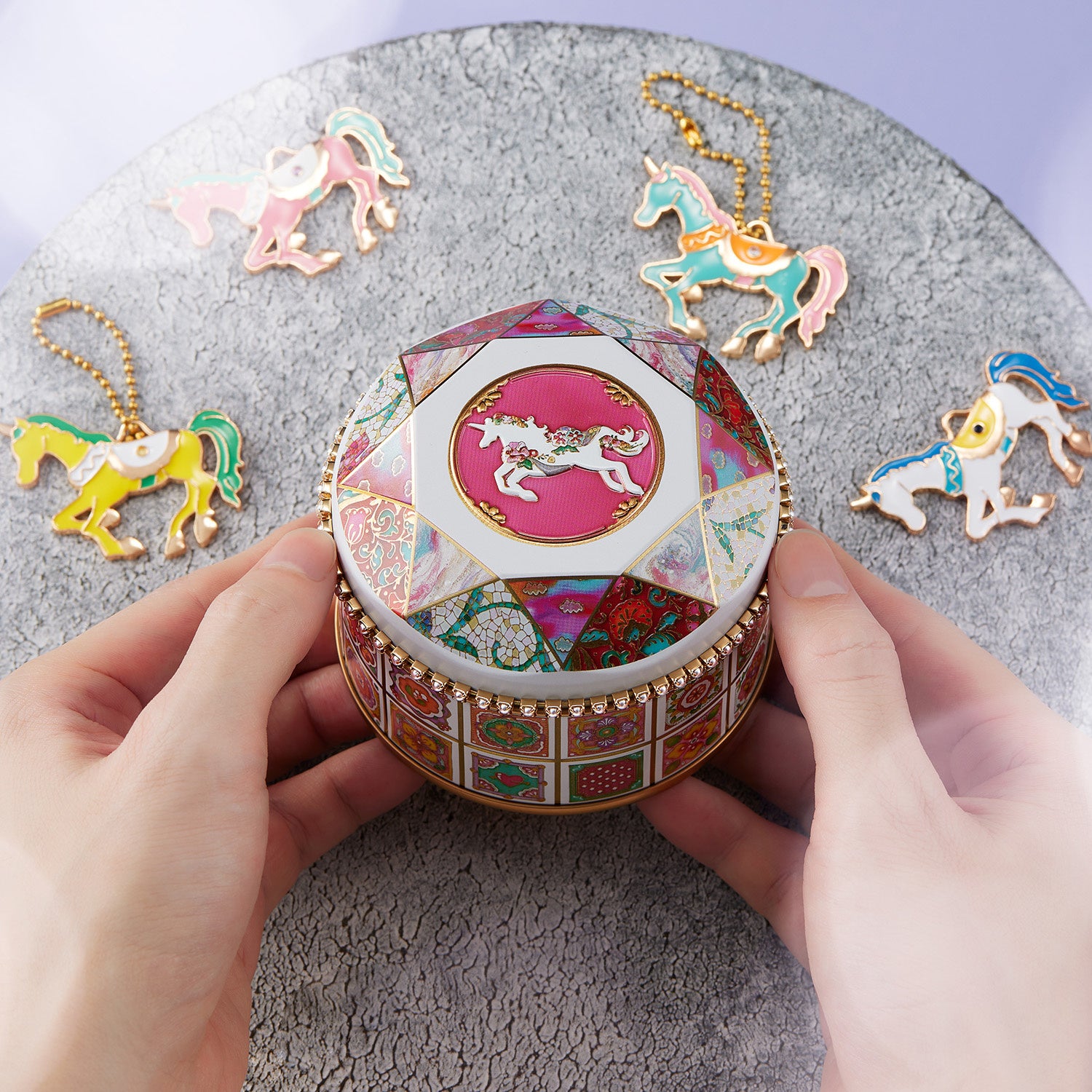 ユニコーンチャームがメリーゴーランドのように現れる、ミニチュア