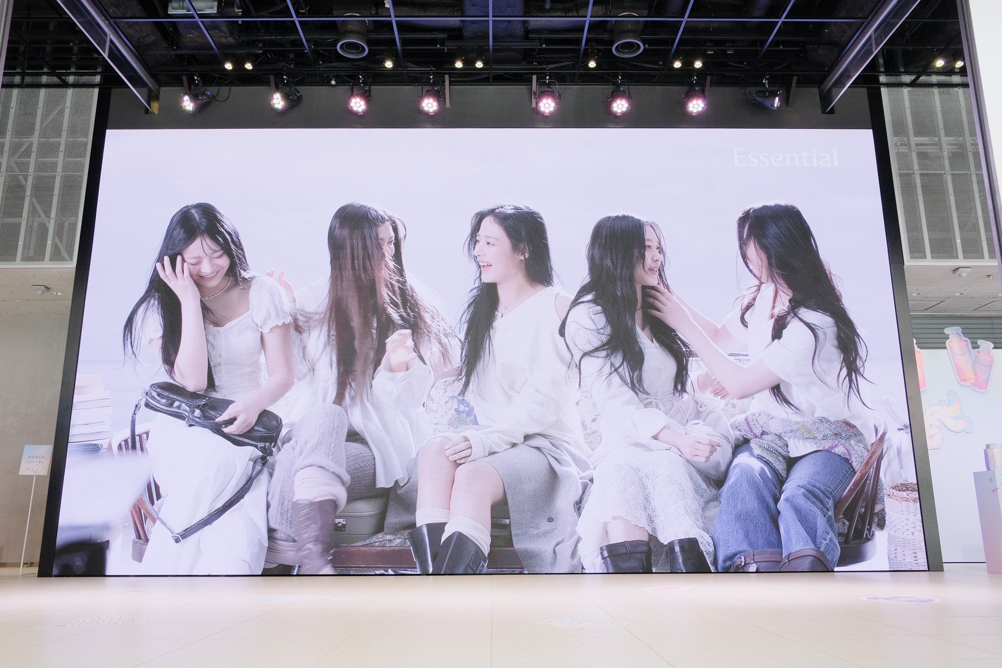 新広告モデルNewJeans出演CMの世界観に没入できる！エッセンシャル新