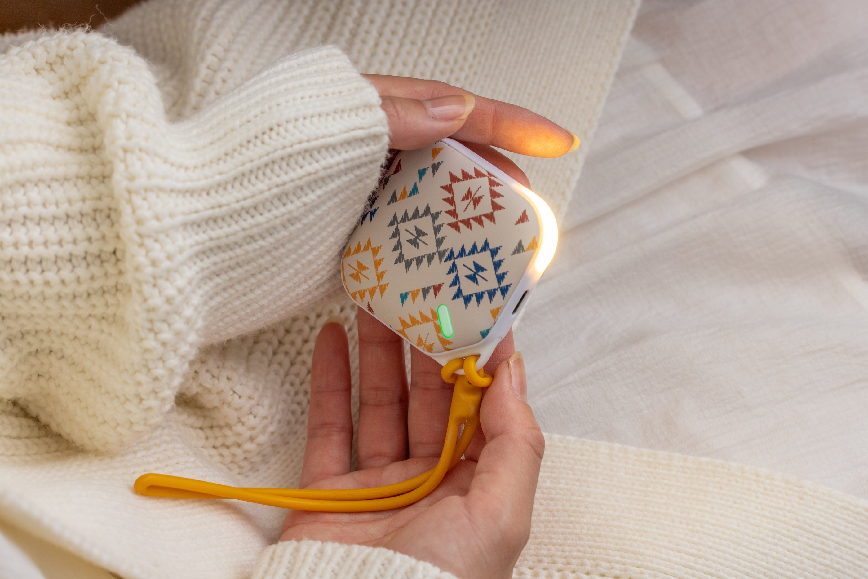 手の中にやさしい温もりを。」充電式カイロ「e-Kairo（イーカイロ