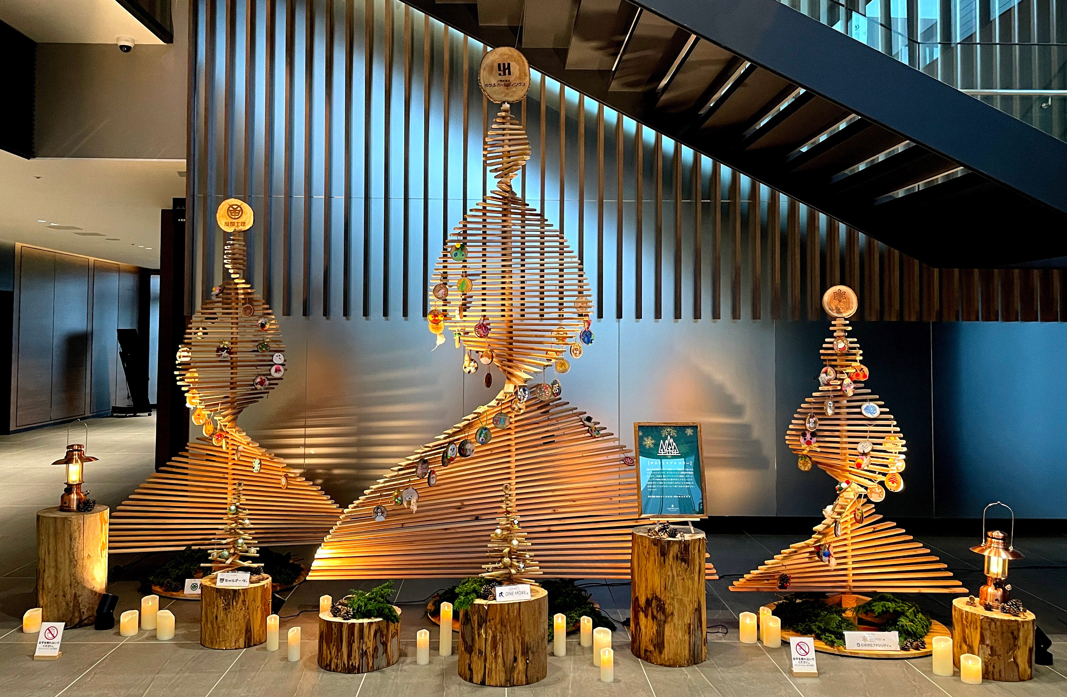 沖縄浦添市【ゆがふBizタワー浦添港川】で間伐材を使用したクリスマス