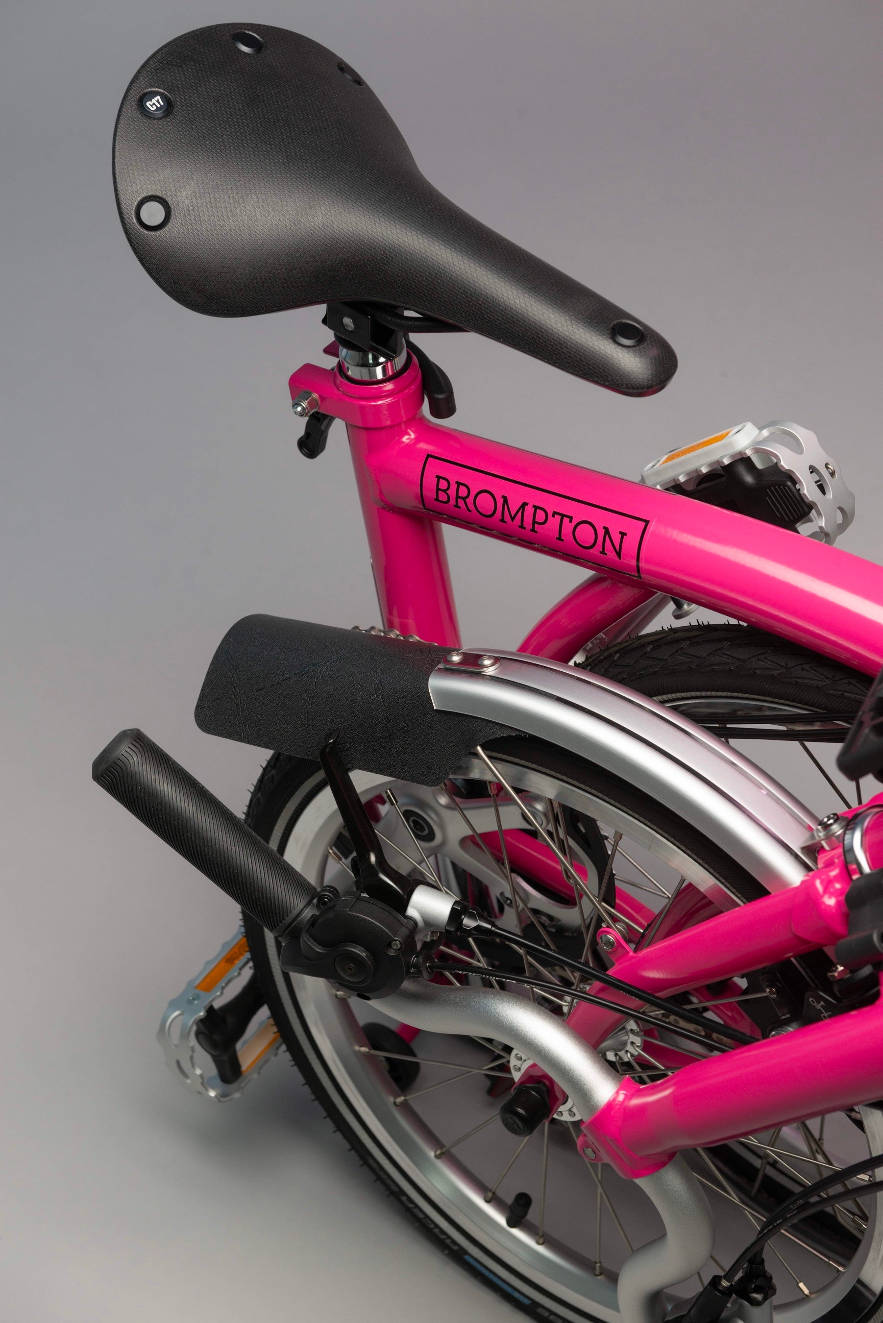 英折りたたみ自転車ブロンプトンが、復刻版カラー「Hot Pink」を発売