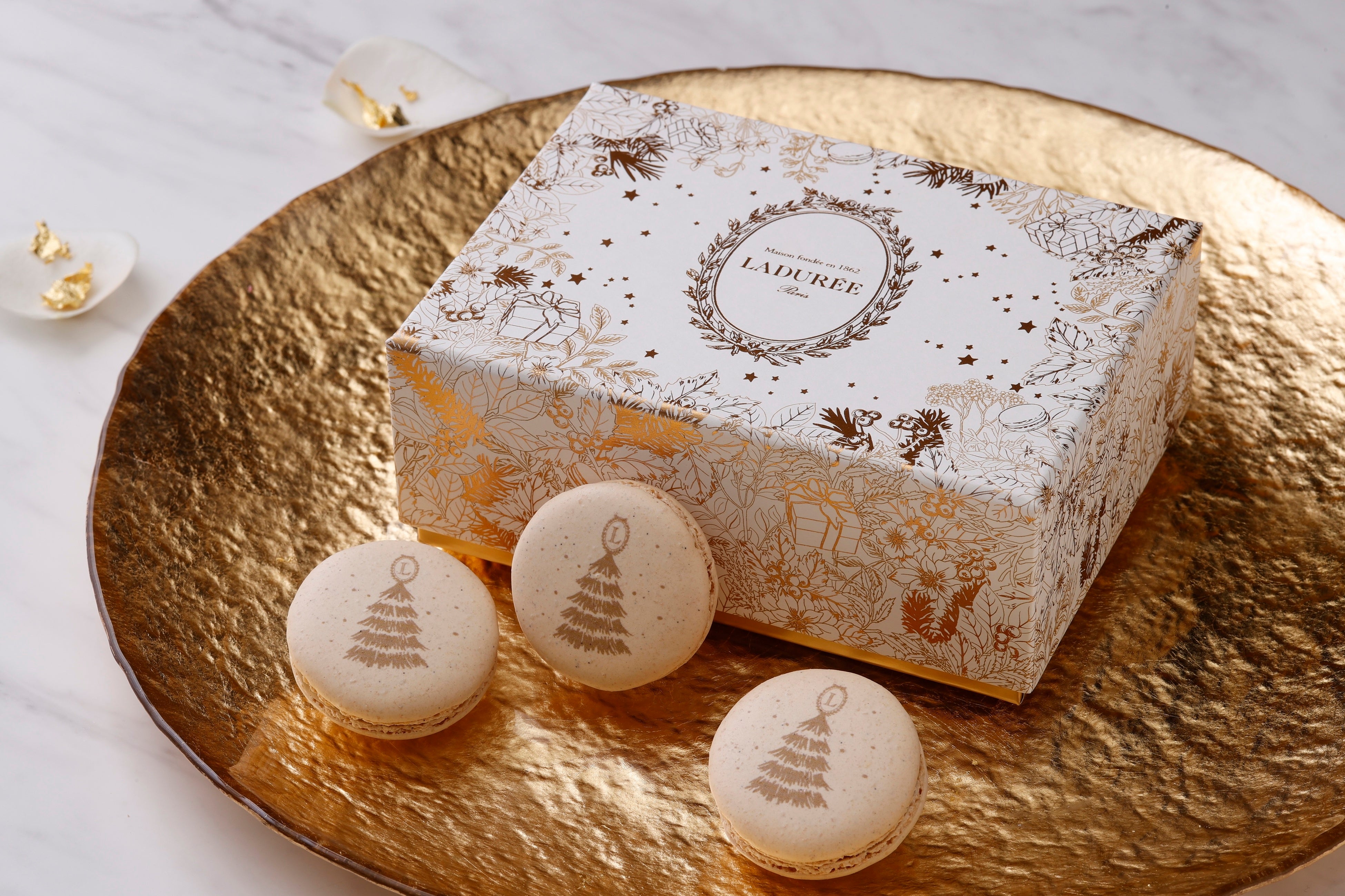 ラデュレ】ホリデーシーズンに夢と輝きを添えるマカロンボックス