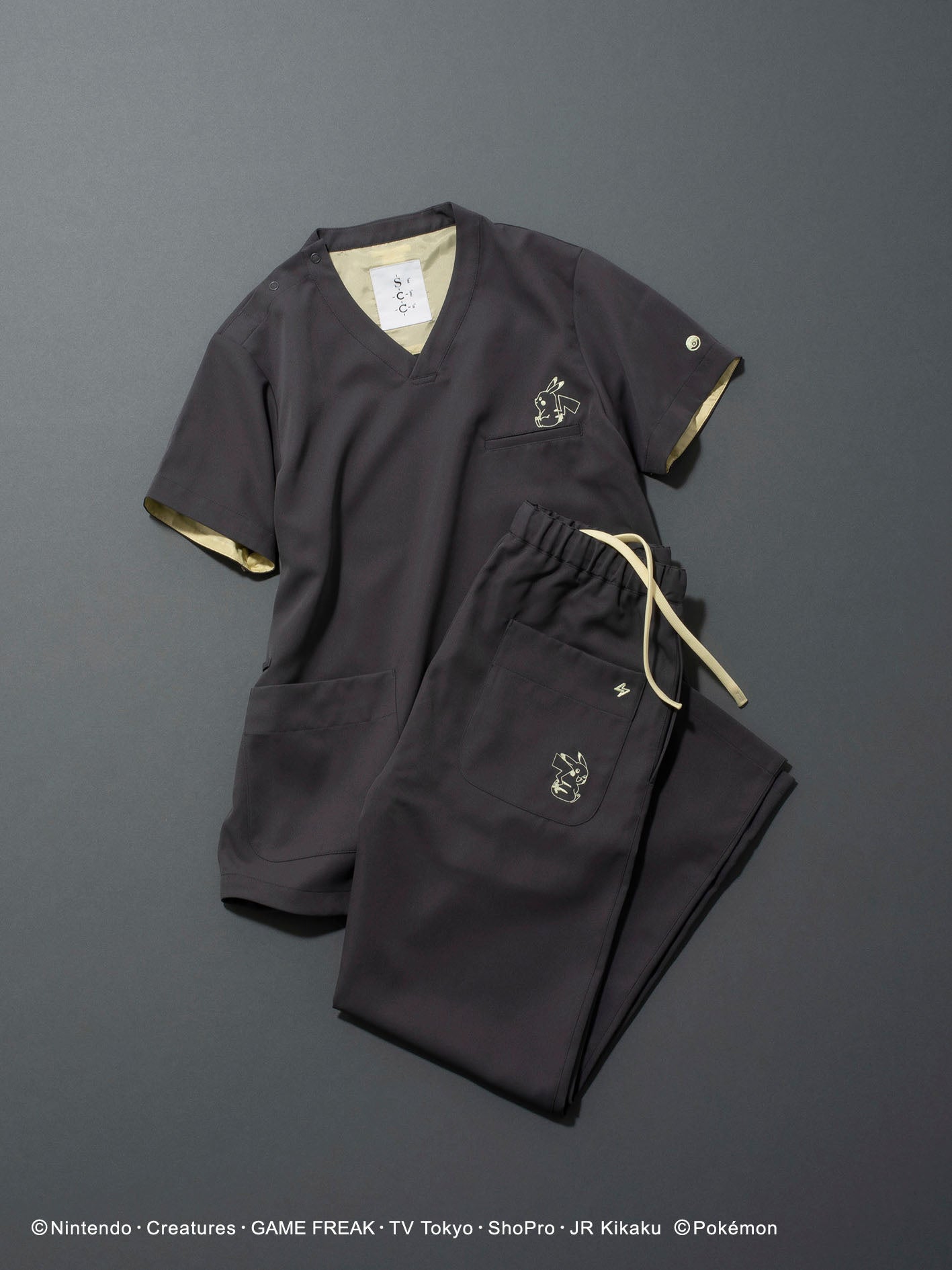 初回発売時 即日完売となったポケモンがデザインされた医療用スクラブ