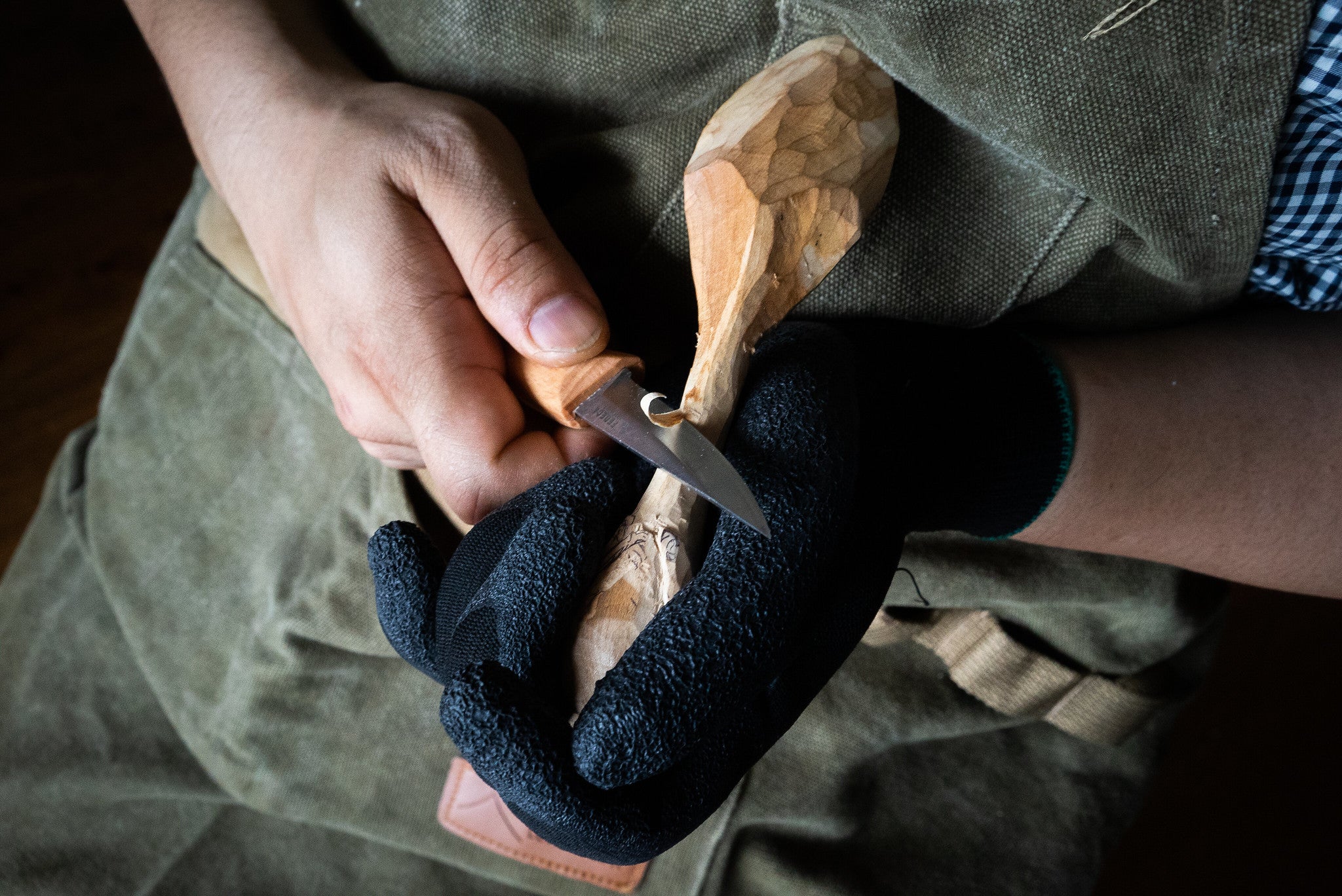 ソロキャンプの1人時間に。木彫りで心を整える、ナイフから木彫り熊