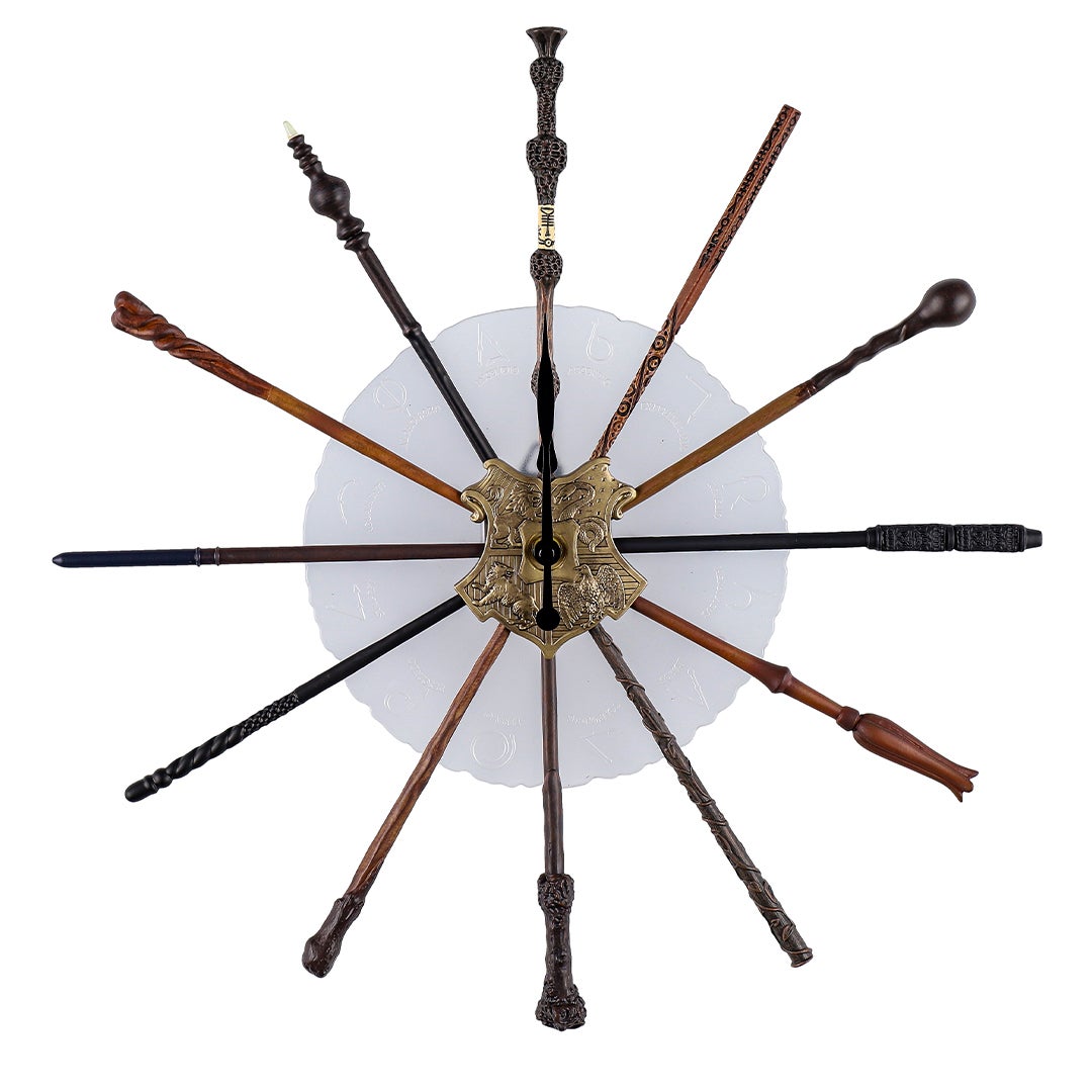 ホグワーツ魔法魔術学校の12人の魔法使いの杖をデザインした壁掛け時計