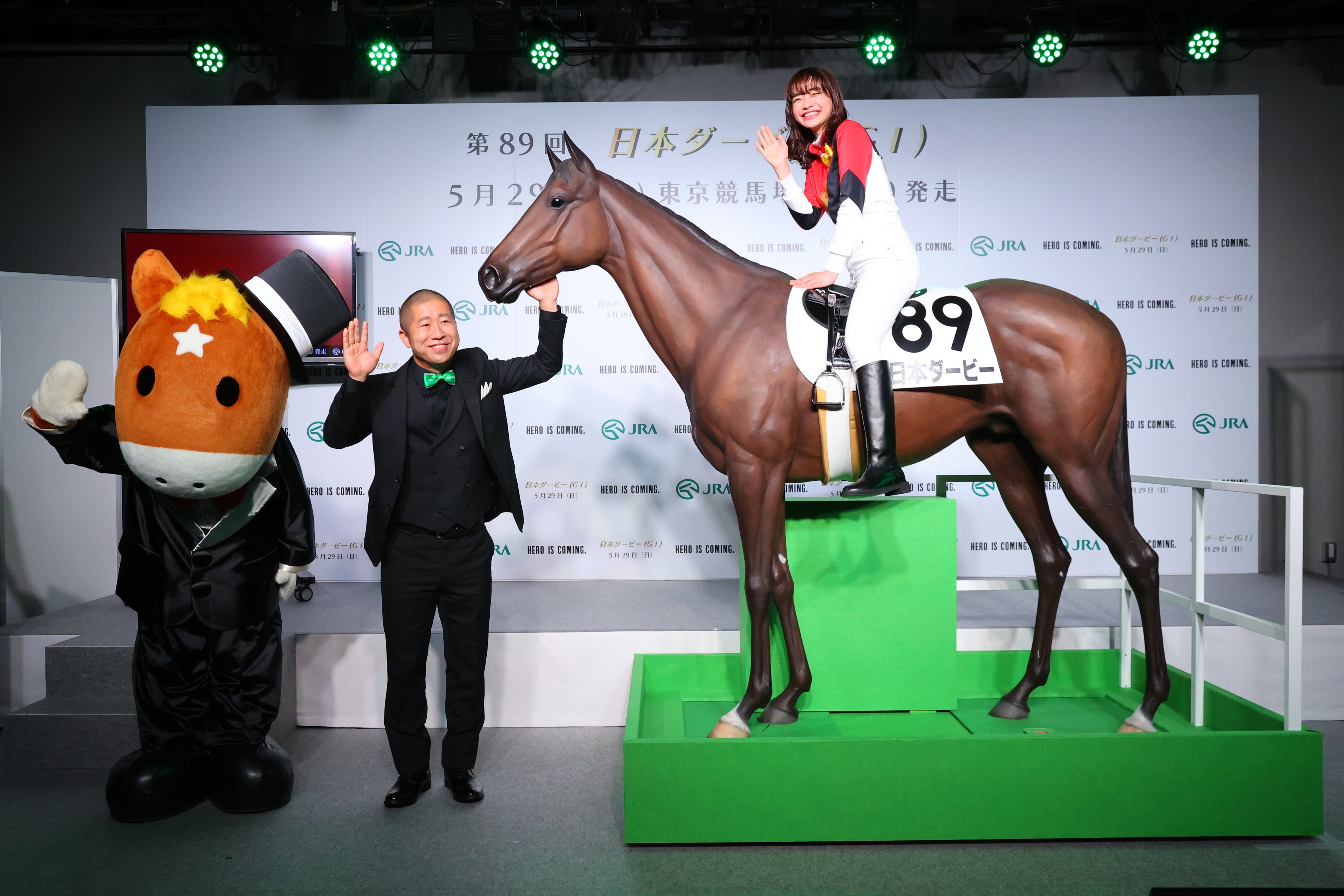 第89回日本ダービーPR発表会」見上愛さんは、“ジョッキー姿”で馬像に